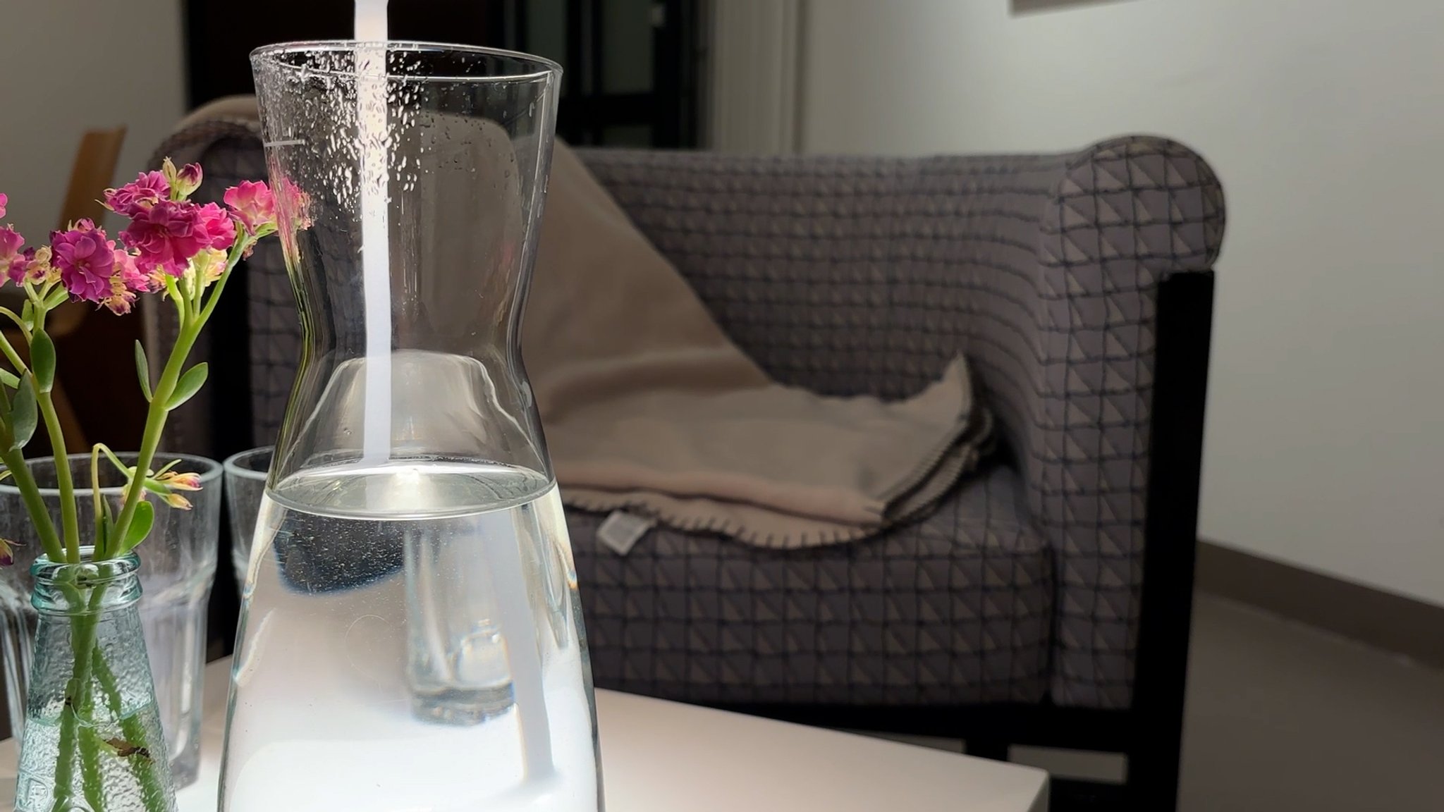 Ein Stuhl und Wasser im Safe Space. | Bild: BR/Til Antonie Wiesbeck Ein Stuhl und Wasser im Safe Space.