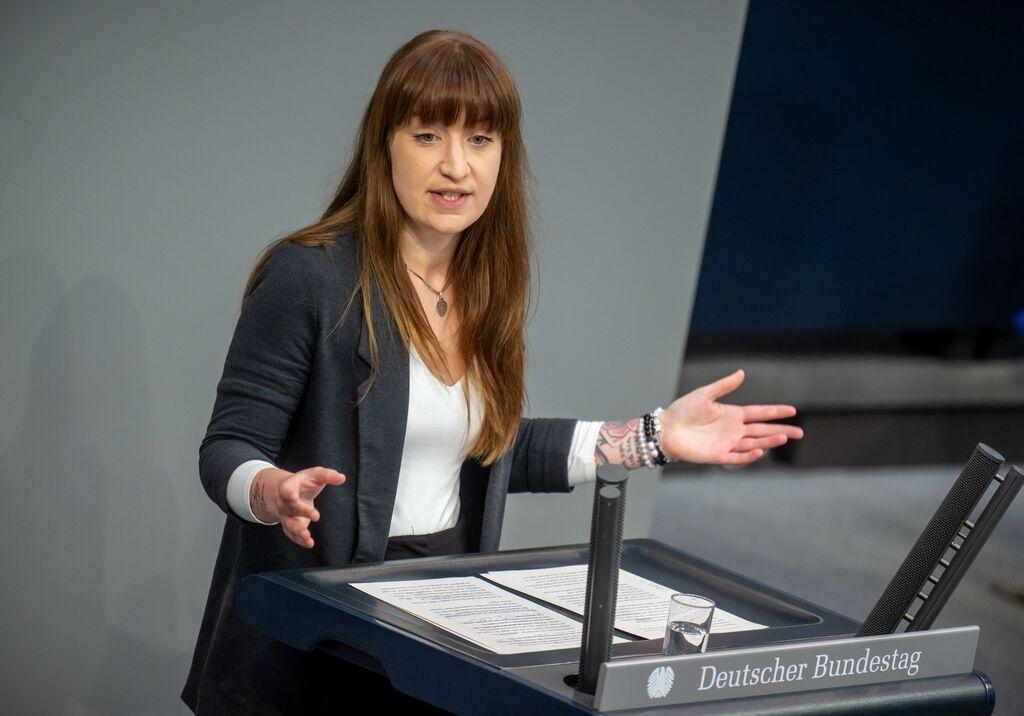 Heidi Reichinnek, Fraktionsvorsitzende von Die Linke im Bundestag, spricht im Bundestag.