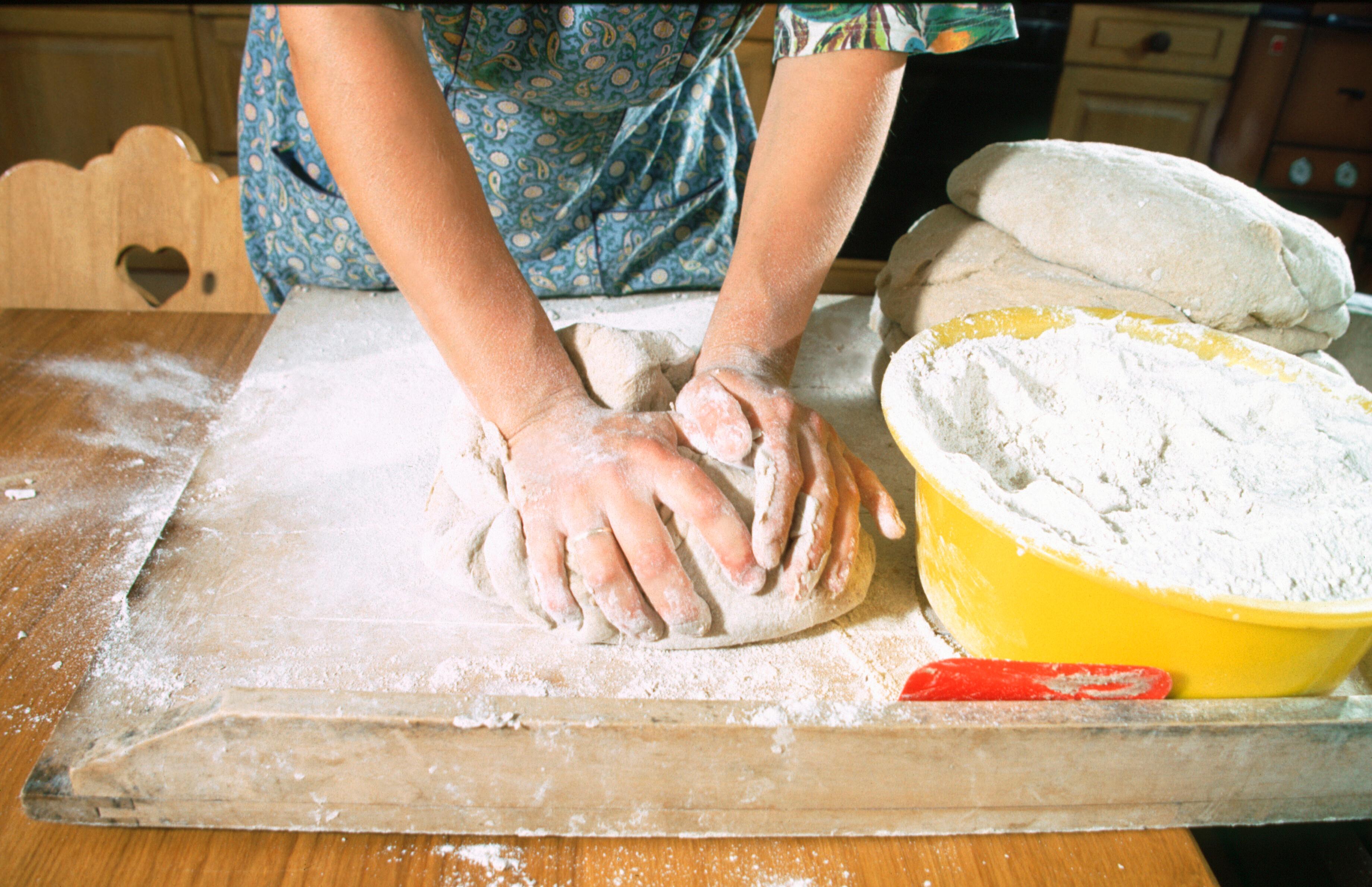 In einer Bäckerei wird Brot geknetet.
