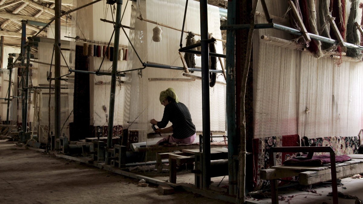 Symbolbild: Frau in einer Teppich-Fabrik
