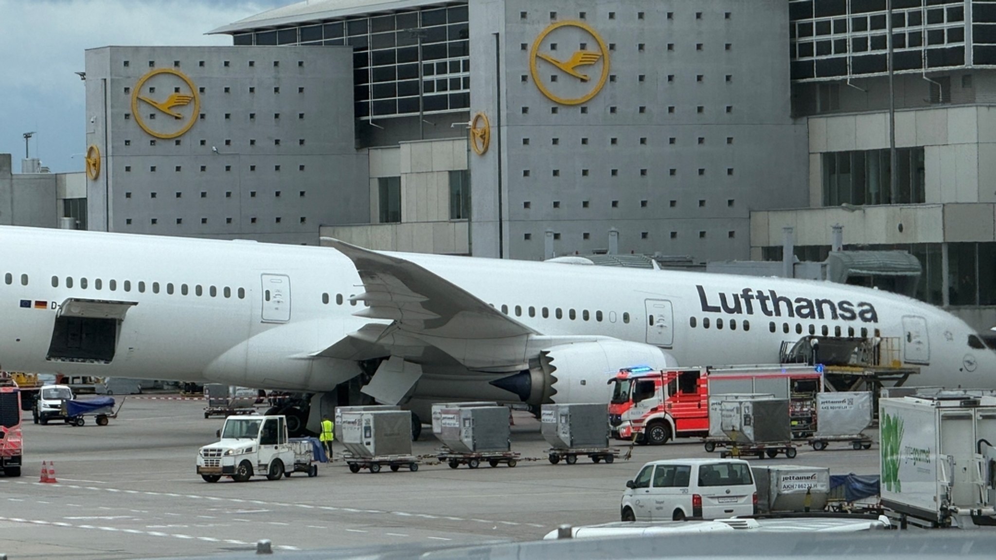 Fahrwerk von Flugzeug knickt ein – mehrere Verletzte