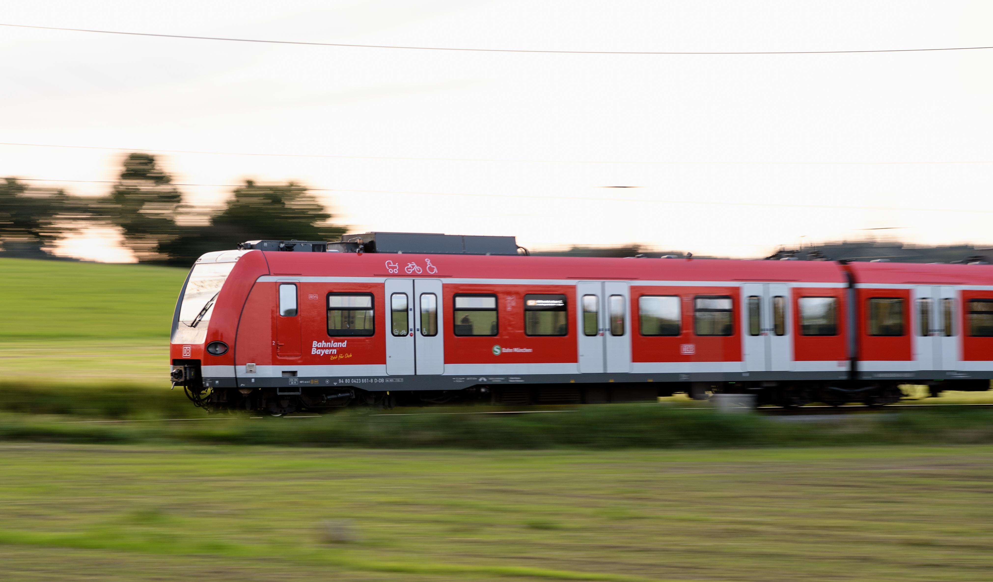 Eine S-Bahn fährt übers Land. 
