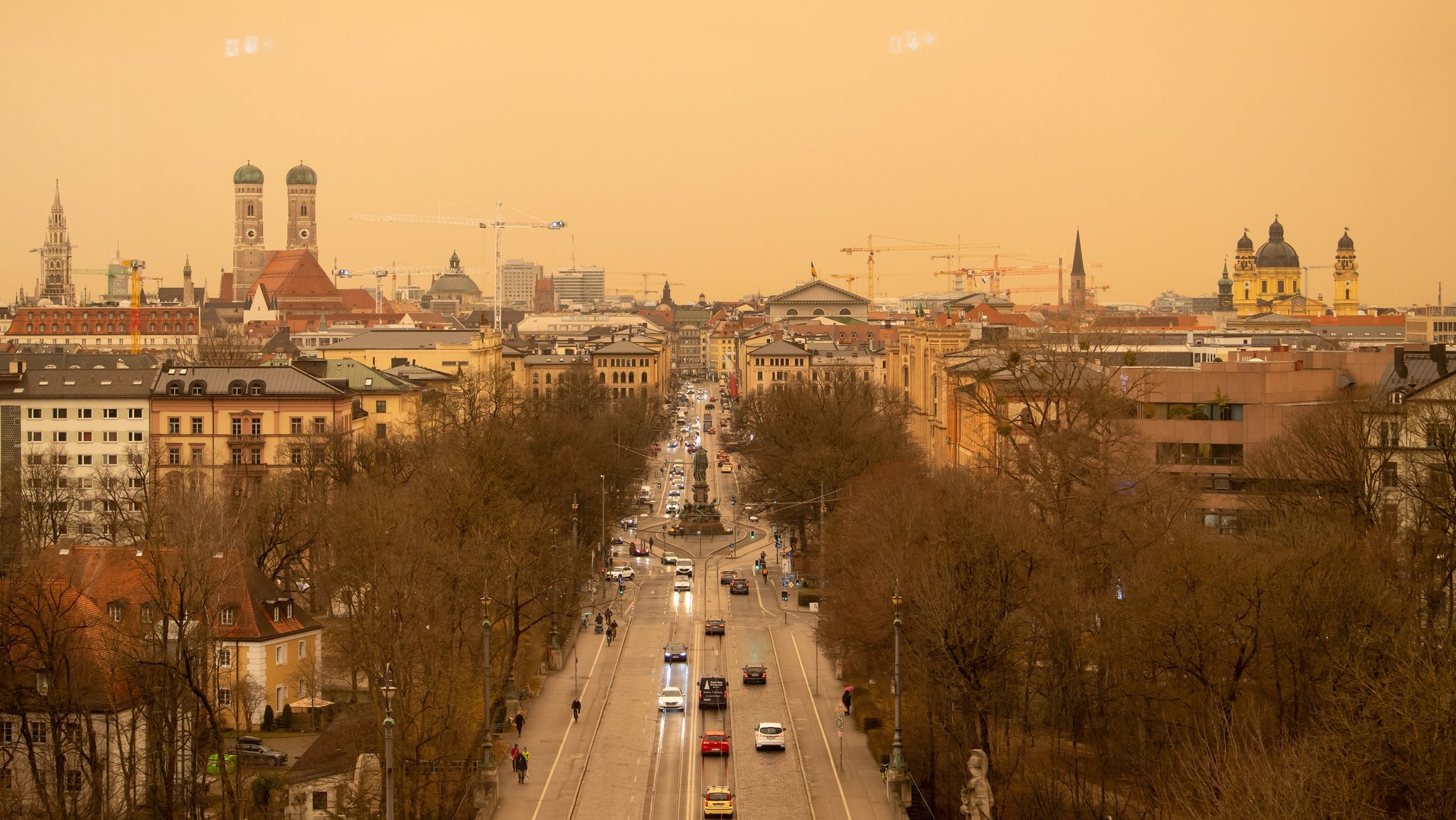 Saharastaub färbte den Himmel über München gelb