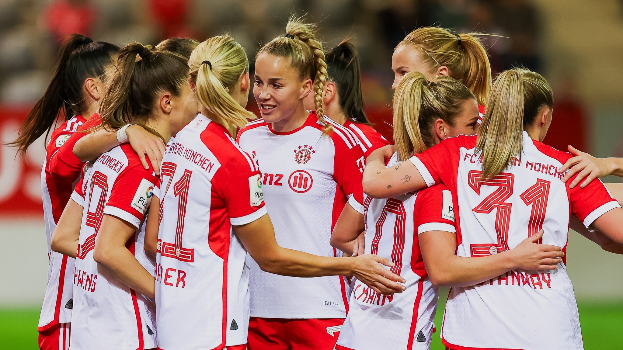 FC Bayern Frauen feiern Sieg gegen Freiburg | Bild: picture-alliance/dpa FC Bayern Frauen feiern Sieg gegen Freiburg