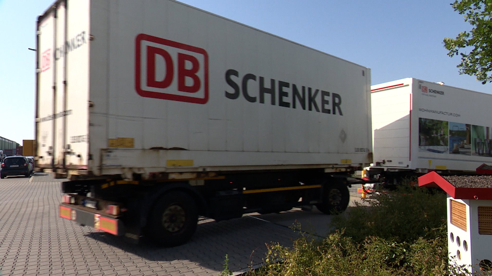 Seit fünf Tagen ist klar: Die Bahn verkauft ihr Filetstück DB Schenker an den dänischen Wettbewerber DSV. Nun sorgt sich der Betriebsrat um die Arbeitsplätze bei dem Logistik-Unternehmen. In Nürnberg hat er heute eine Mahnwache abgehalten.