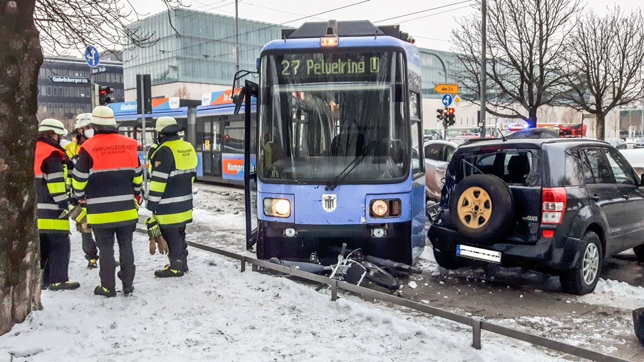 Tram stößt mit Auto zusammen und wird auf Gehweg geschleudert