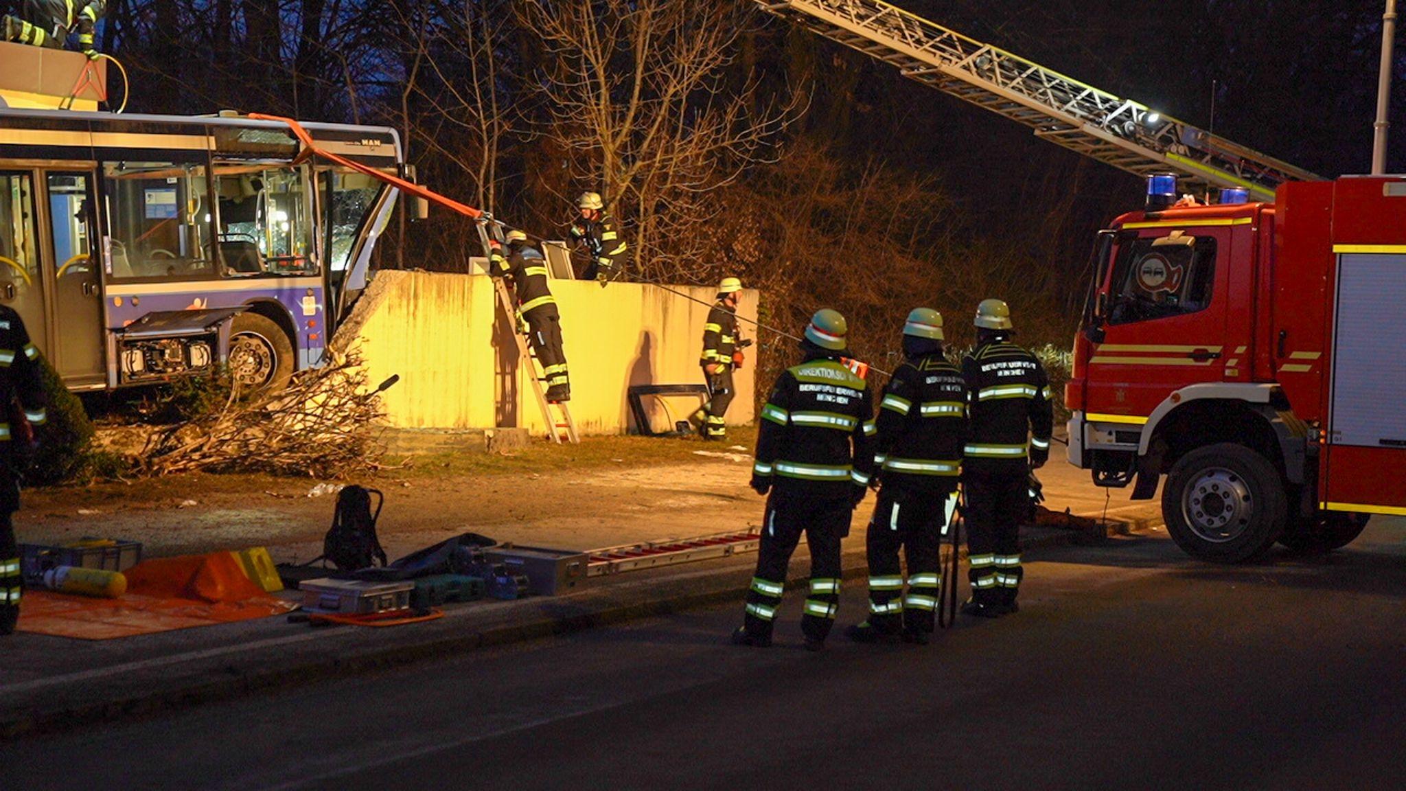 Am Nachmittag kam ein Linienbus von der Straße ab und fuhr gegen ein Gebäude.