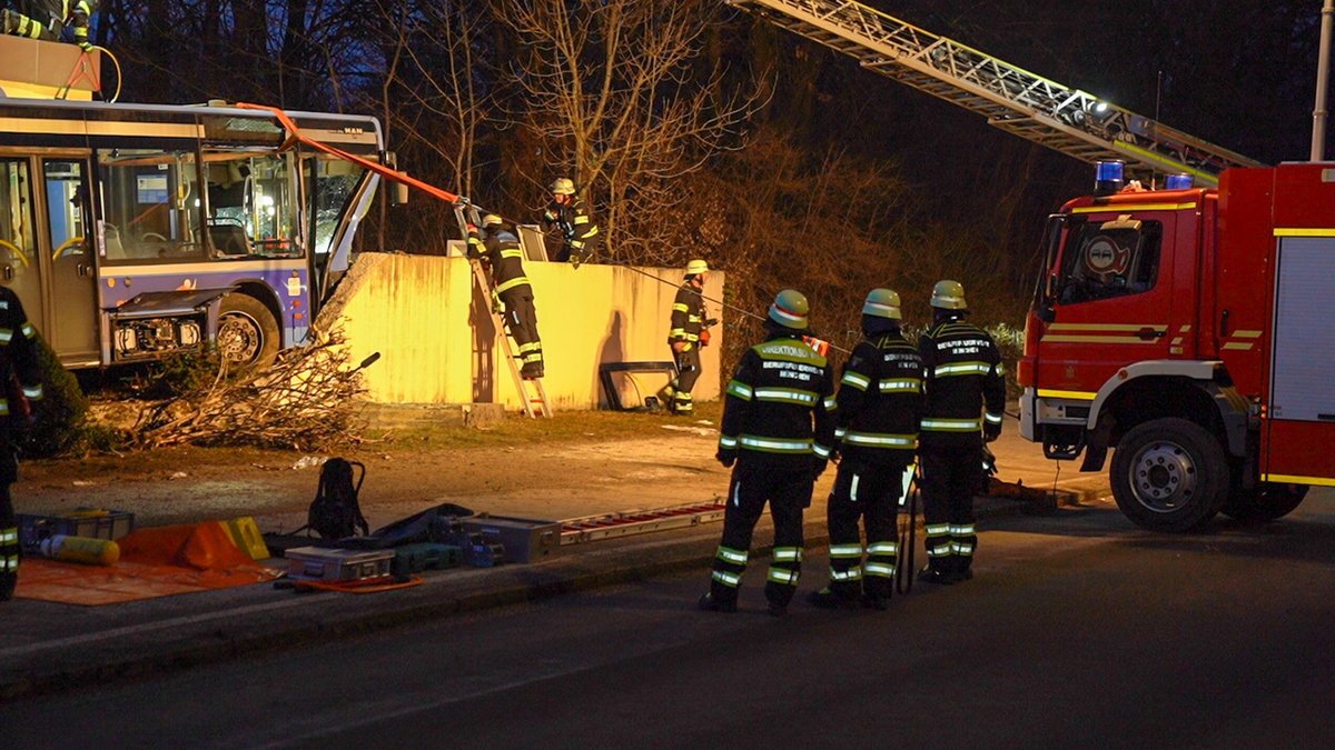 Bus kracht in Gebäude in München: 13-jähriges Mädchen stirbt