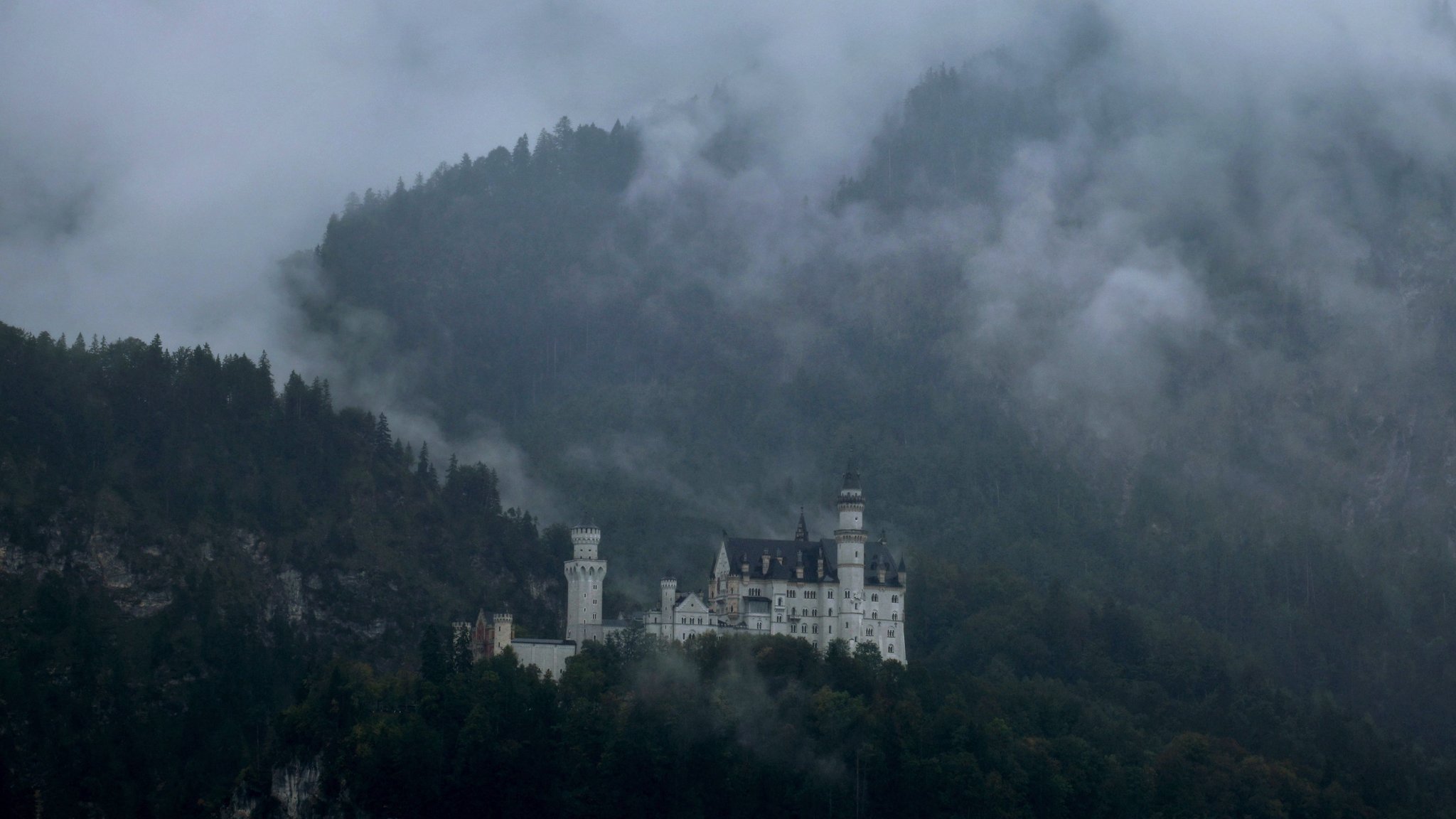 21.08.2026, Bayern, Schwangau: Das Schloss Neuschwanstein steht unter dichten Regenwolken. | Bild: dpa-Bildfunk/Karl-Josef Hildenbrand 21.08.2026, Bayern, Schwangau: Das Schloss Neuschwanstein steht unter dichten Regenwolken.