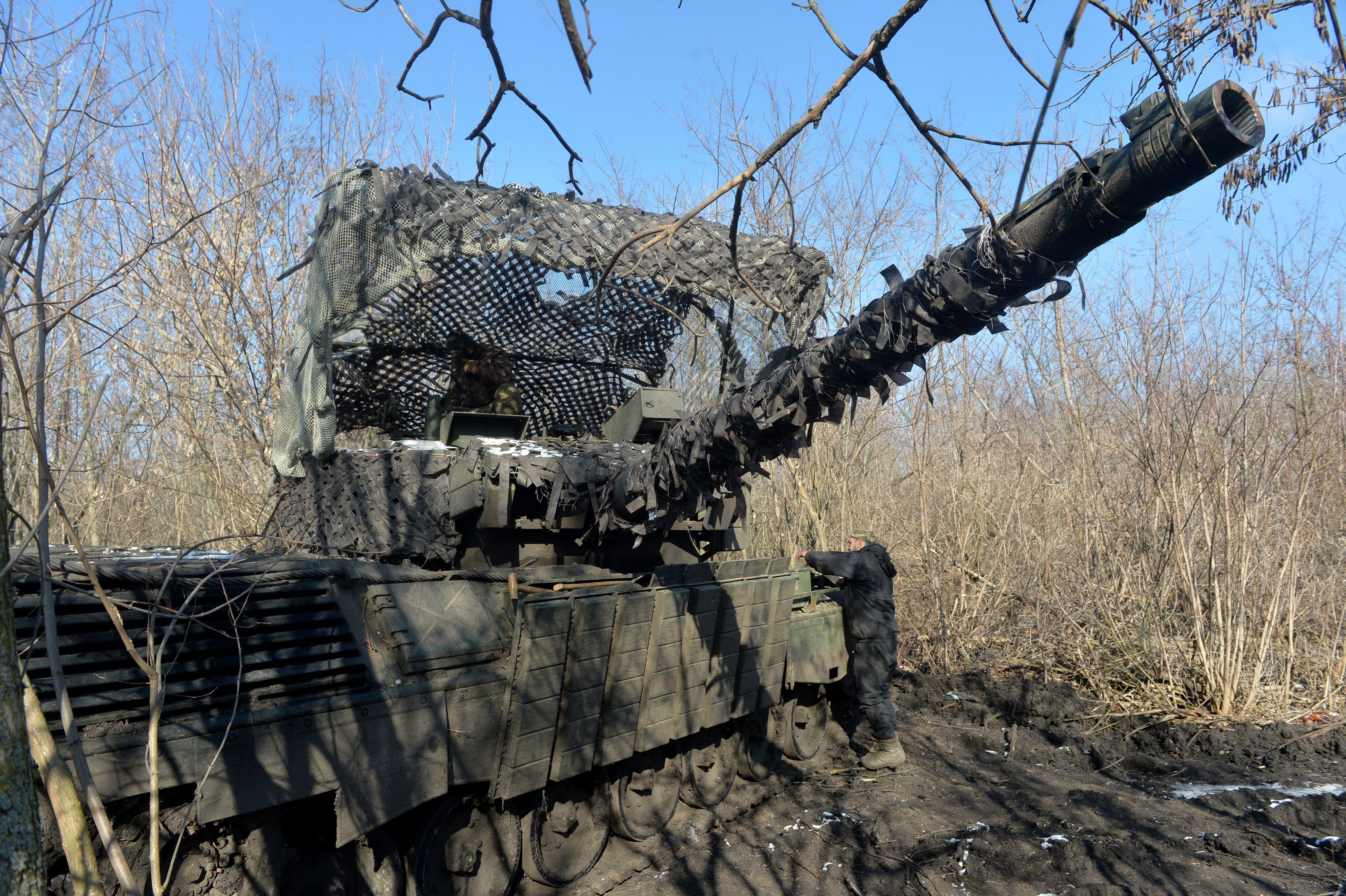 Getarnter ukrainischer Panzer im Osten des Landes