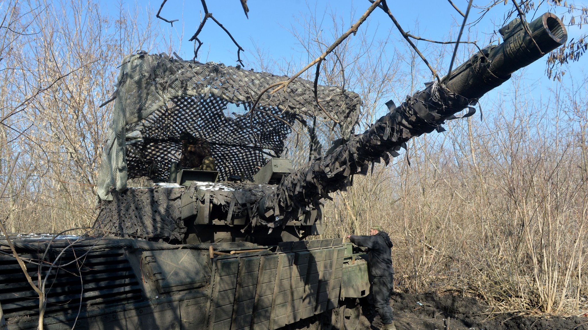 Getarnter ukrainischer Panzer im Osten des Landes