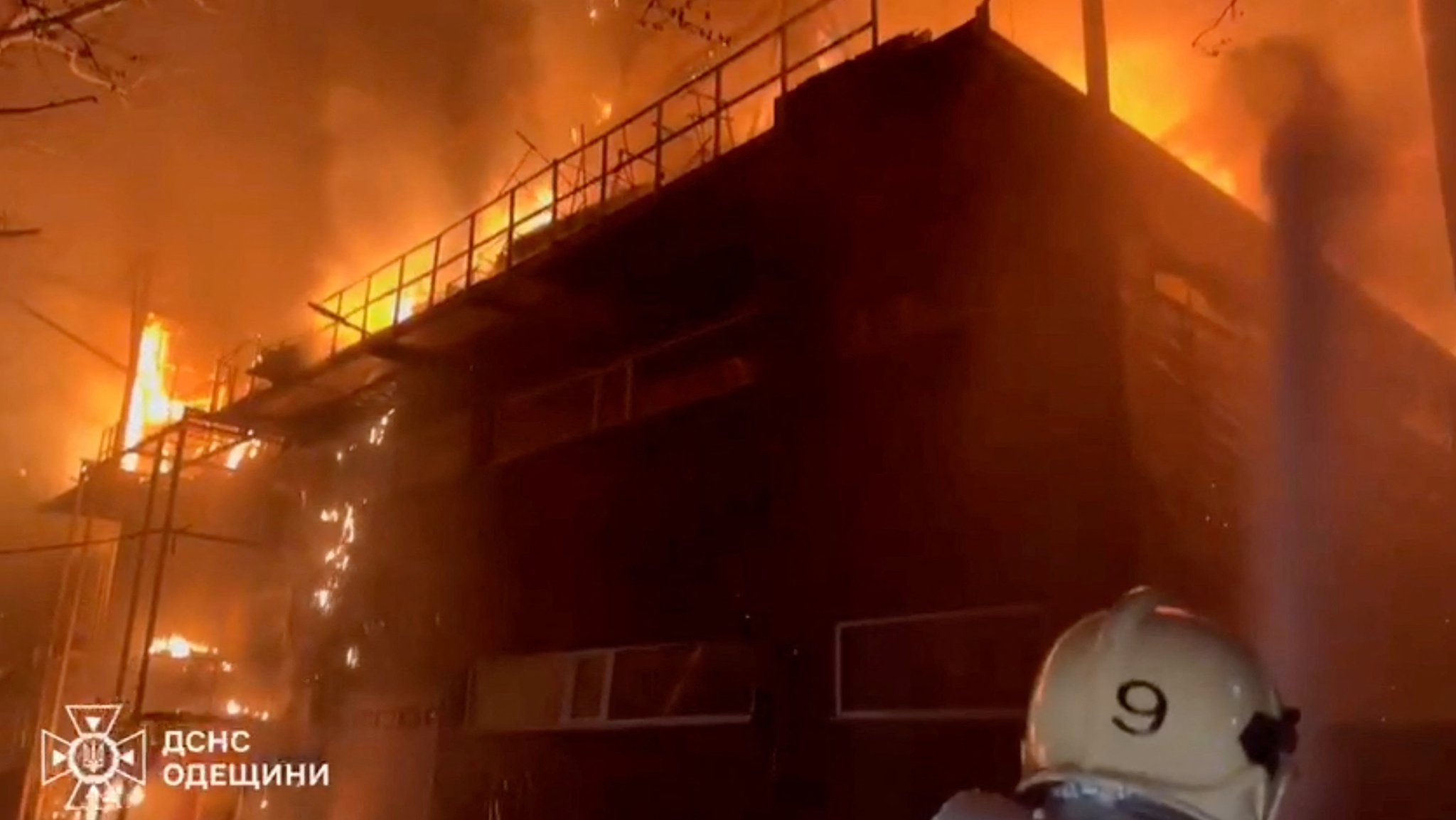 21.04.2025: Feuerwehrleute kämpfen gegen einen Brand, der von einem russischen Drohnenangriff in der ukrainischen Stadt Odessa ausgelöst wurde.