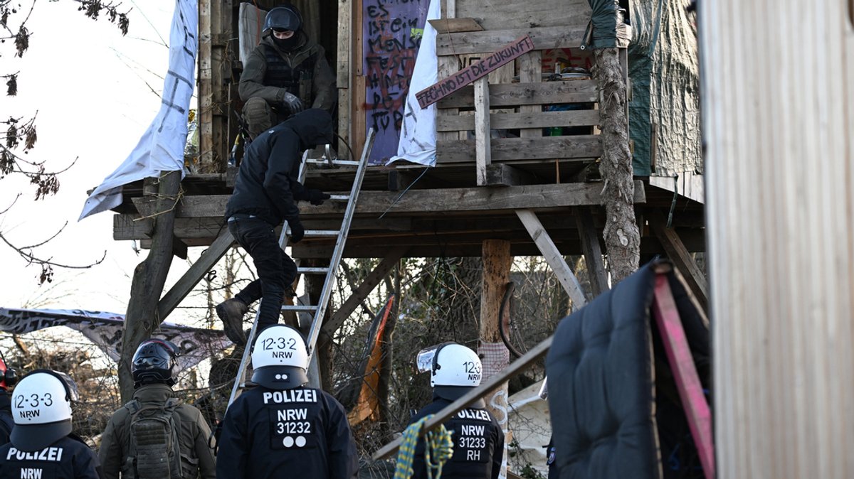 Ein Klimaaktivist verlässt ein Baumhaus in Lützerath, nachdem es von der Polizei geöffnet wurde.