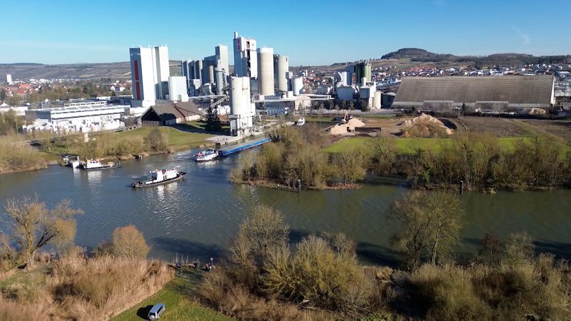 Im Main bei Karlstadt haben zwei Eisbrecher ein quer in der Fahrrinne liegendes Güterschiff freigeschleppt und in den Hafen eines Zementwerks gebracht. | Bild: NEWS5 Im Main bei Karlstadt haben zwei Eisbrecher ein quer in der Fahrrinne liegendes Güterschiff freigeschleppt und in den Hafen eines Zementwerks gebracht.