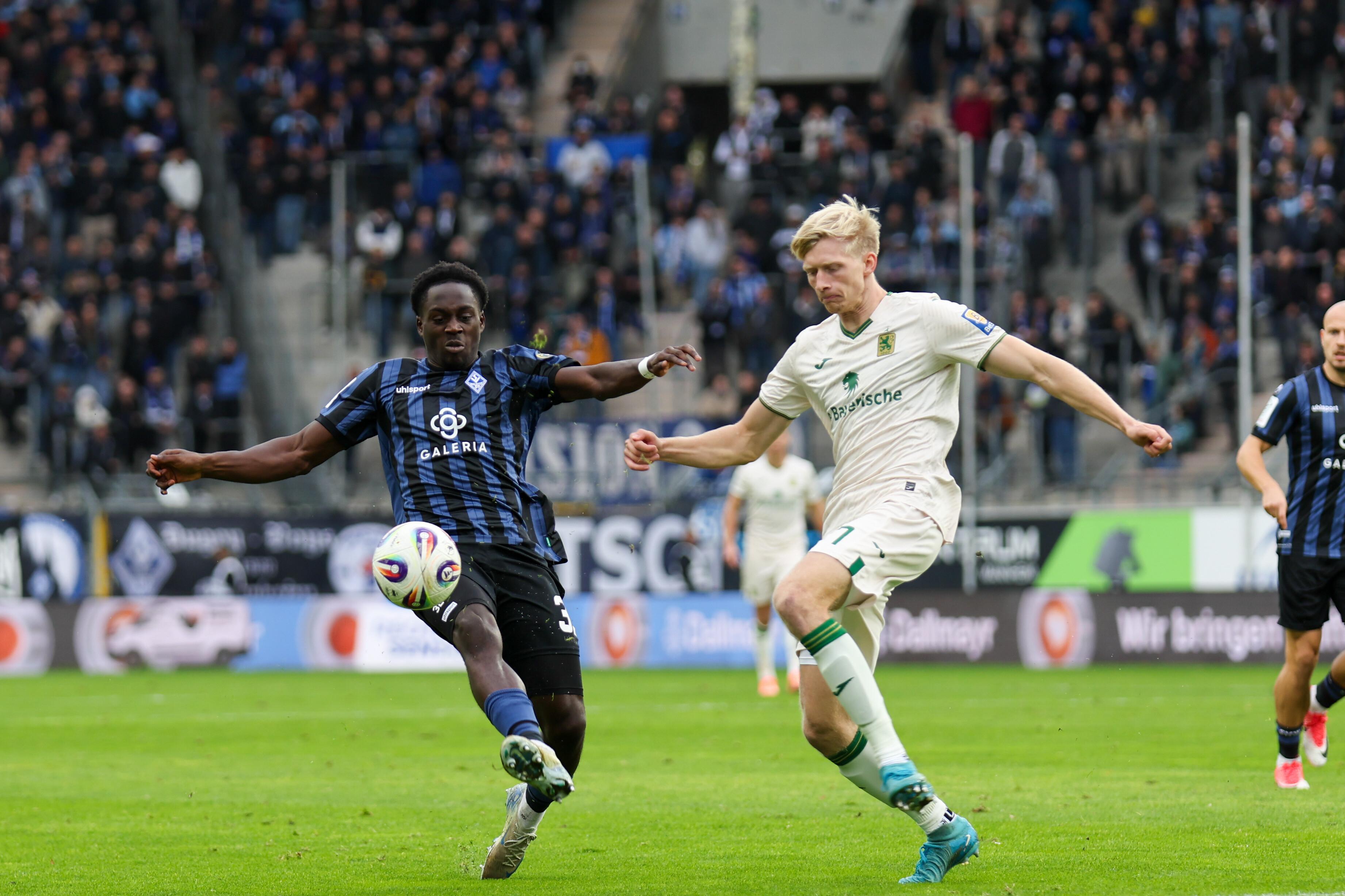 Kennedy Okpala (SV Waldhof Mannheim, 32) im Zweikampf gegen Raphael Schifferl 