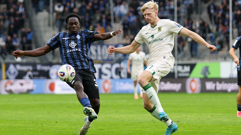 Kennedy Okpala (SV Waldhof Mannheim, 32) im Zweikampf gegen Raphael Schifferl | Bild: picture alliance / HMB Media | Alfio Marino www.alfiomarino.de Kennedy Okpala (SV Waldhof Mannheim, 32) im Zweikampf gegen Raphael Schifferl