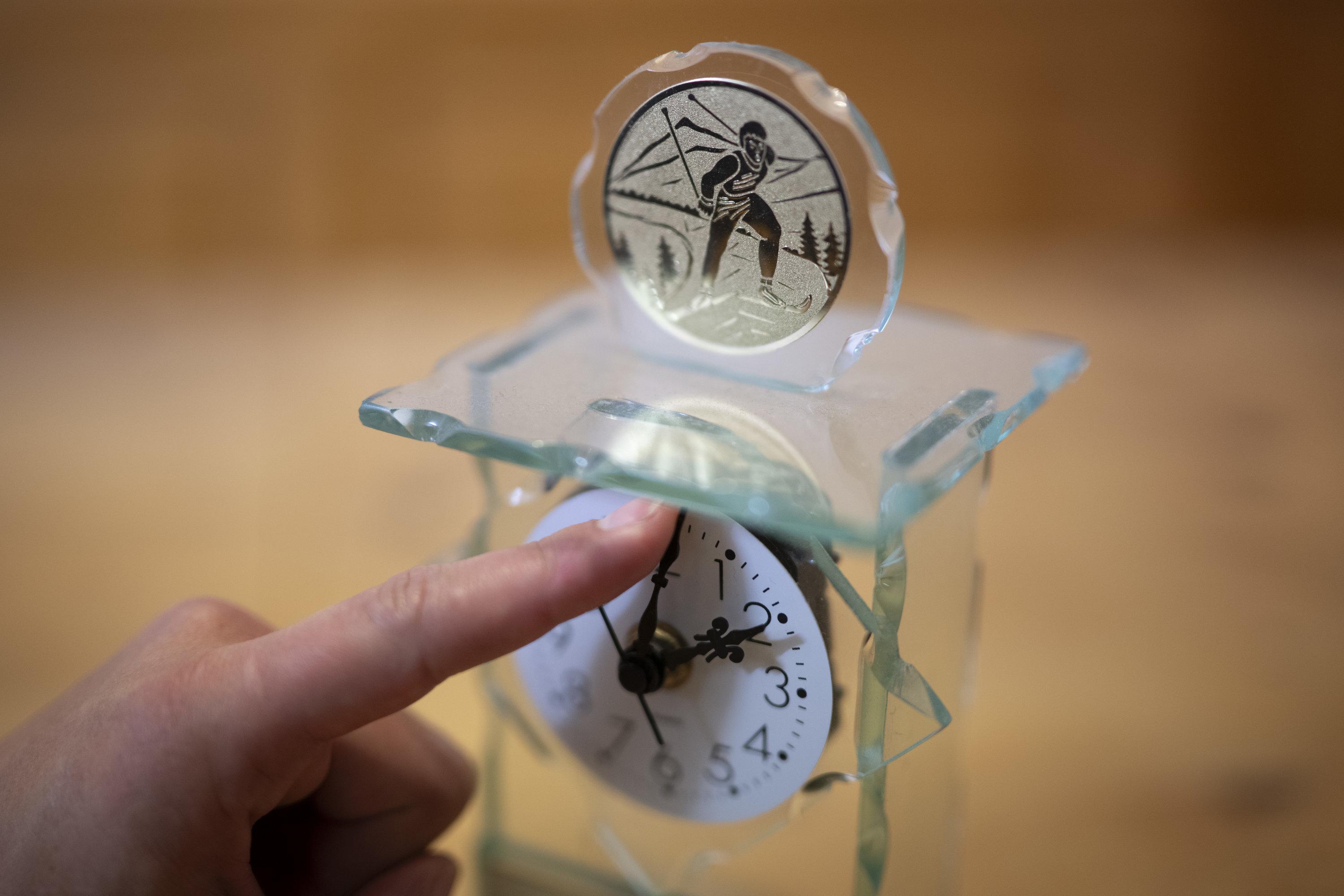 ILLUSTRATION - 25.10.2024, Schweiz, Valens: Gestellte Aufnahme zeigt eine Person, die  auf einer Uhr die aktuelle Zeit einstellt. Die Umstellung auf Winterzeit findet am letzten Wochenende im Oktober statt. (zu dpa: «Kinderärzte wollen das ganze Jahr Winterzeit») Foto: Gian Ehrenzeller/KEYSTONE/dpa +++ dpa-Bildfunk +++