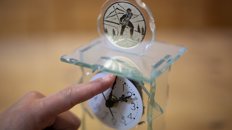 ILLUSTRATION - 25.10.2024, Schweiz, Valens: Gestellte Aufnahme zeigt eine Person, die auf einer Uhr die aktuelle Zeit einstellt. Die Umstellung auf Winterzeit findet am letzten Wochenende im Oktober statt. (zu dpa: «Kinderärzte wollen das ganze Jahr Winterzeit») Foto: Gian Ehrenzeller/KEYSTONE/dpa +++ dpa-Bildfunk +++ | Bild: dpa-Bildfunk/Gian Ehrenzeller ILLUSTRATION - 25.10.2024, Schweiz, Valens: Gestellte Aufnahme zeigt eine Person, die auf einer Uhr die aktuelle Zeit einstellt. Die Umstellung auf Winterzeit findet am letzten Wochenende im Oktober statt. (zu dpa: «Kinderärzte wollen das ganze Jahr Winterzeit») Foto: Gian Ehrenzeller/KEYSTONE/dpa +++ dpa-Bildfunk +++