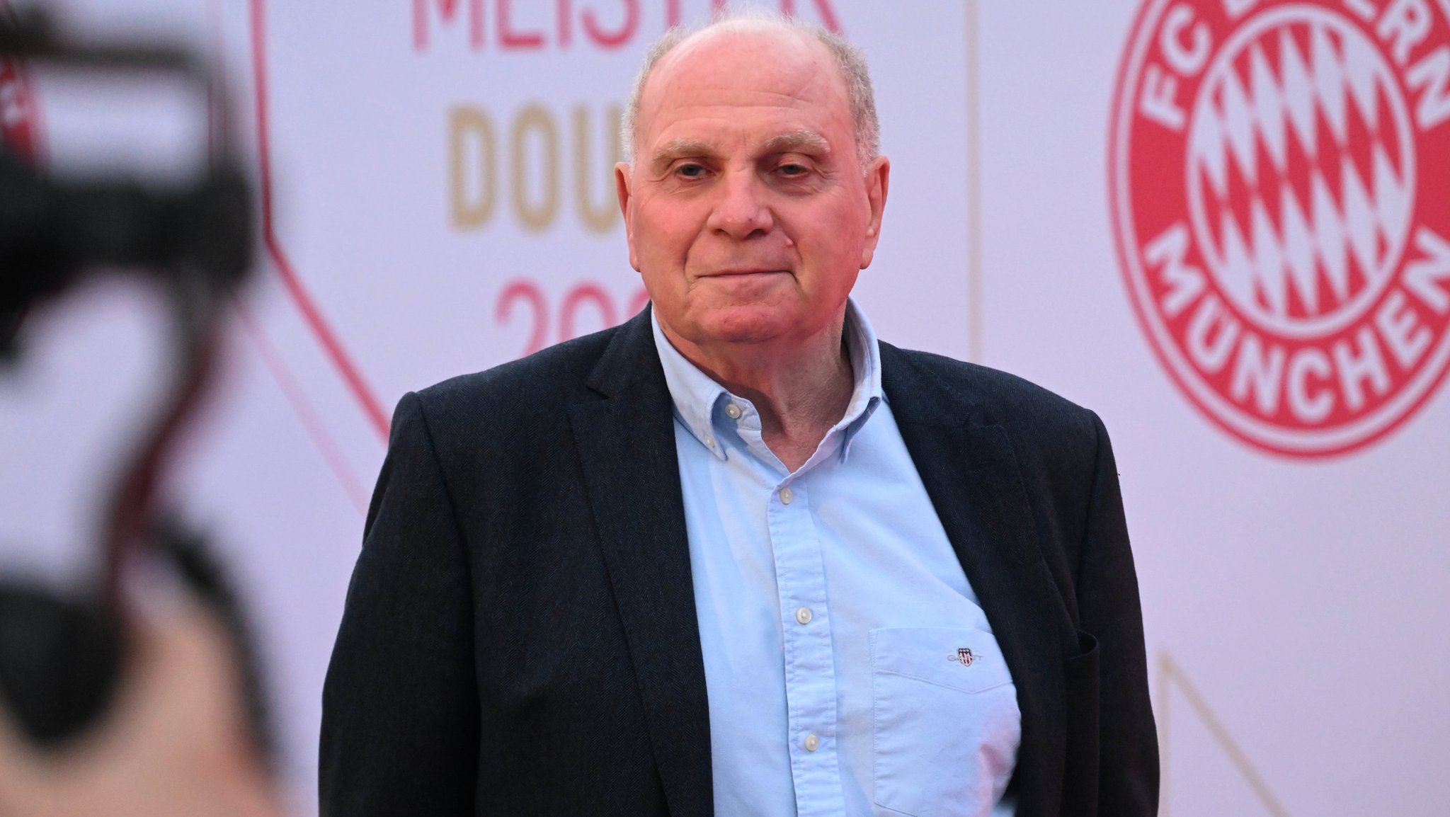 17.05.2025, Bayern, München: Fußball: Bundesliga: Uli Hoeneß, Aufsichtsratsmitglied und Ehrenpräsident, kommt zur internen Meisterfeier des FC Bayern München. 