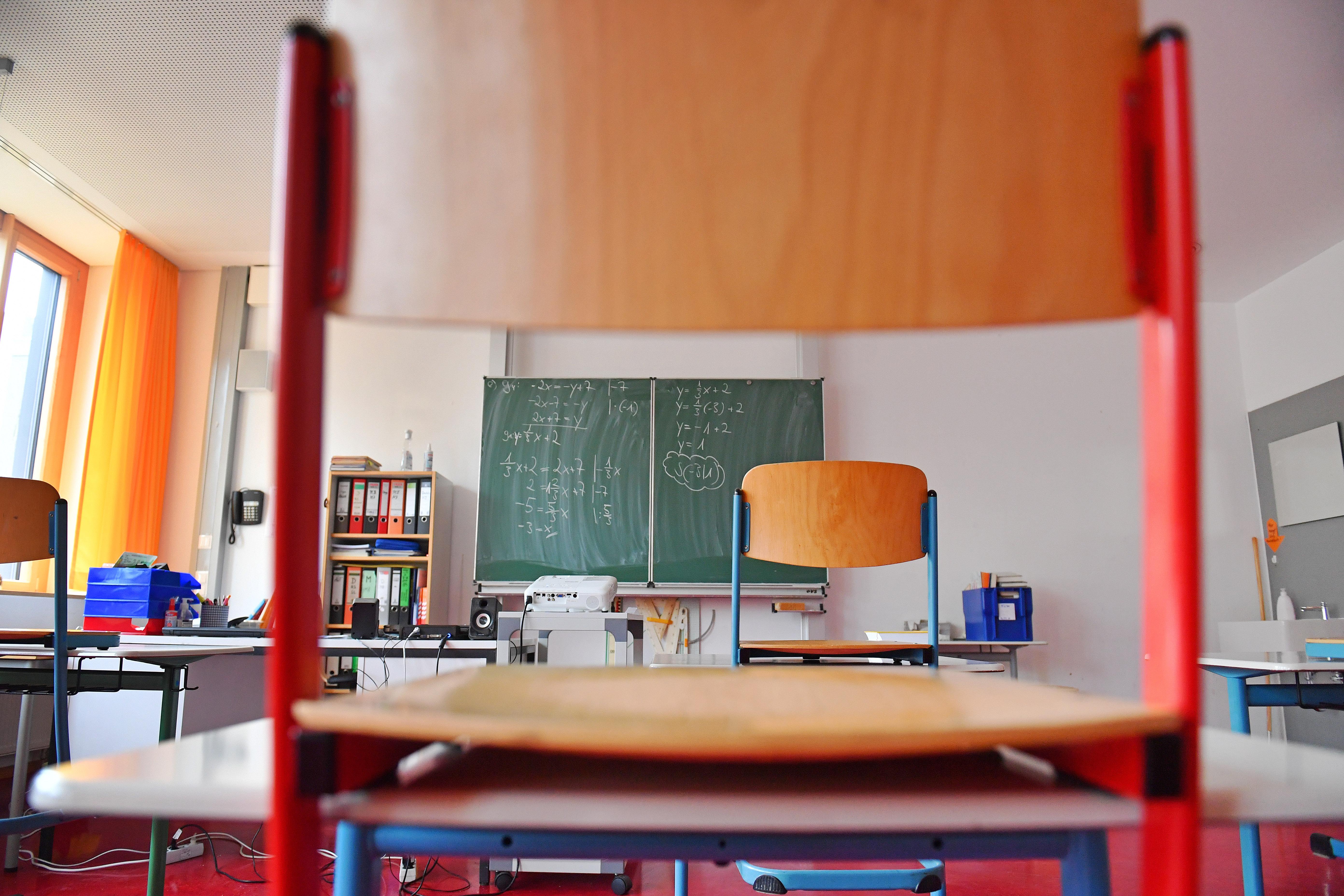 Ein Klassenzimmer einer Grund- und Mittelschule in Bayern mit Blick auf eine Tafel, auf der Formeln geschrieben sind.