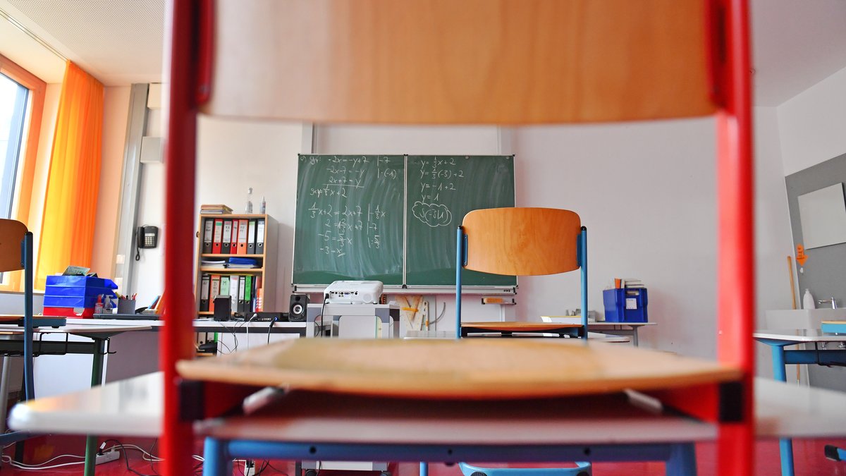 Ein Klassenzimmer einer Grund- und Mittelschule in Bayern mit Blick auf eine Tafel, auf der Formeln geschrieben sind.