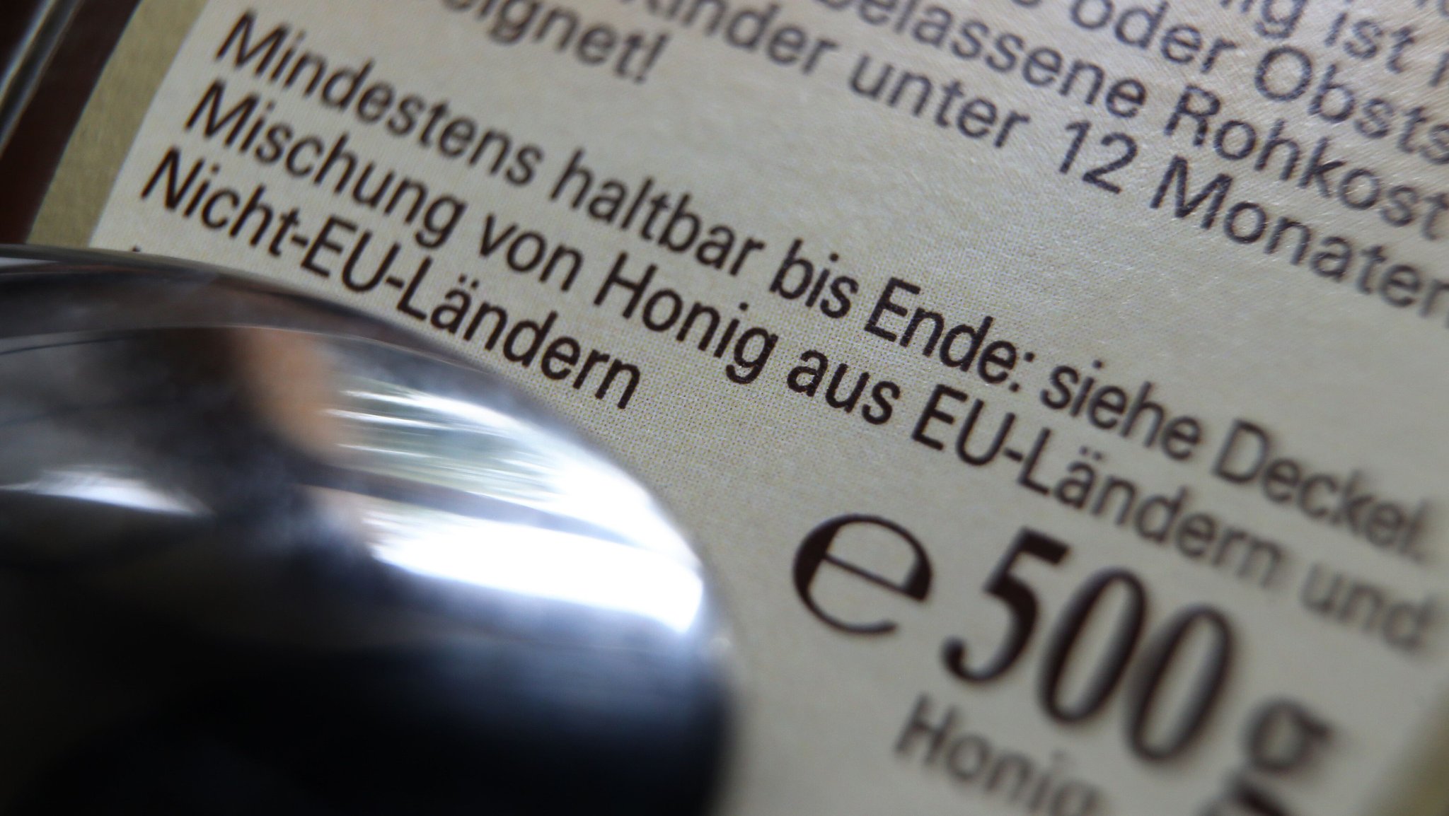 Auf der Rückseite eines Honigglases steht "Mischung von Honig aus EU-Ländern und Nicht-EU-Ländern".