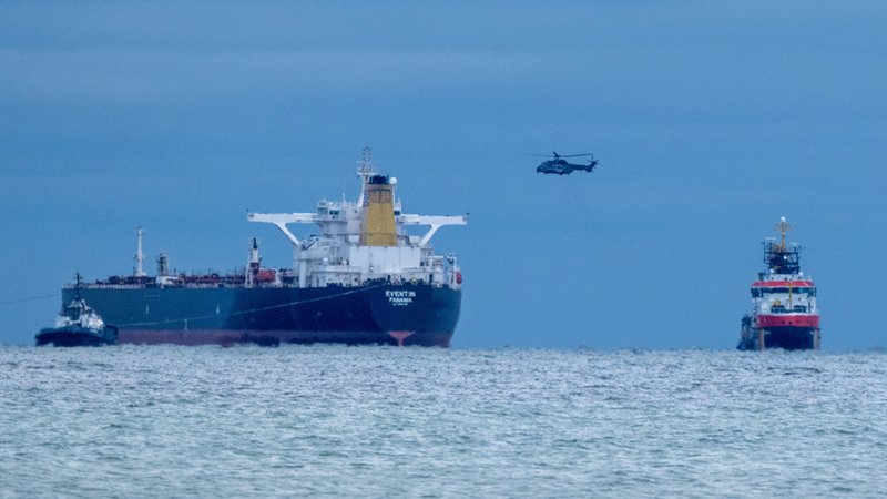 Der manövrierunfähige Tanker "Eventin" der russischen Schattenflotte liegt zwischen Binz und Sassnitz auf der Reede Sassnitz. | Bild: dpa-Bildfunk/Stefan Sauer Der manövrierunfähige Tanker "Eventin" der russischen Schattenflotte liegt zwischen Binz und Sassnitz auf der Reede Sassnitz.