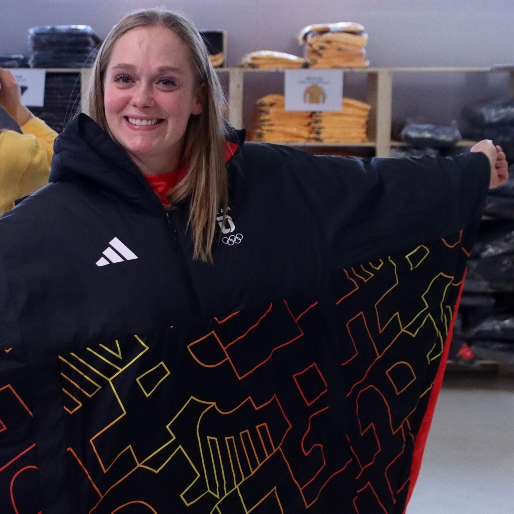 Rennrodlerin Berreiter verteidigt Outfit der deutschen Olympia-Mannschaft bei der Eröffnungsfeier