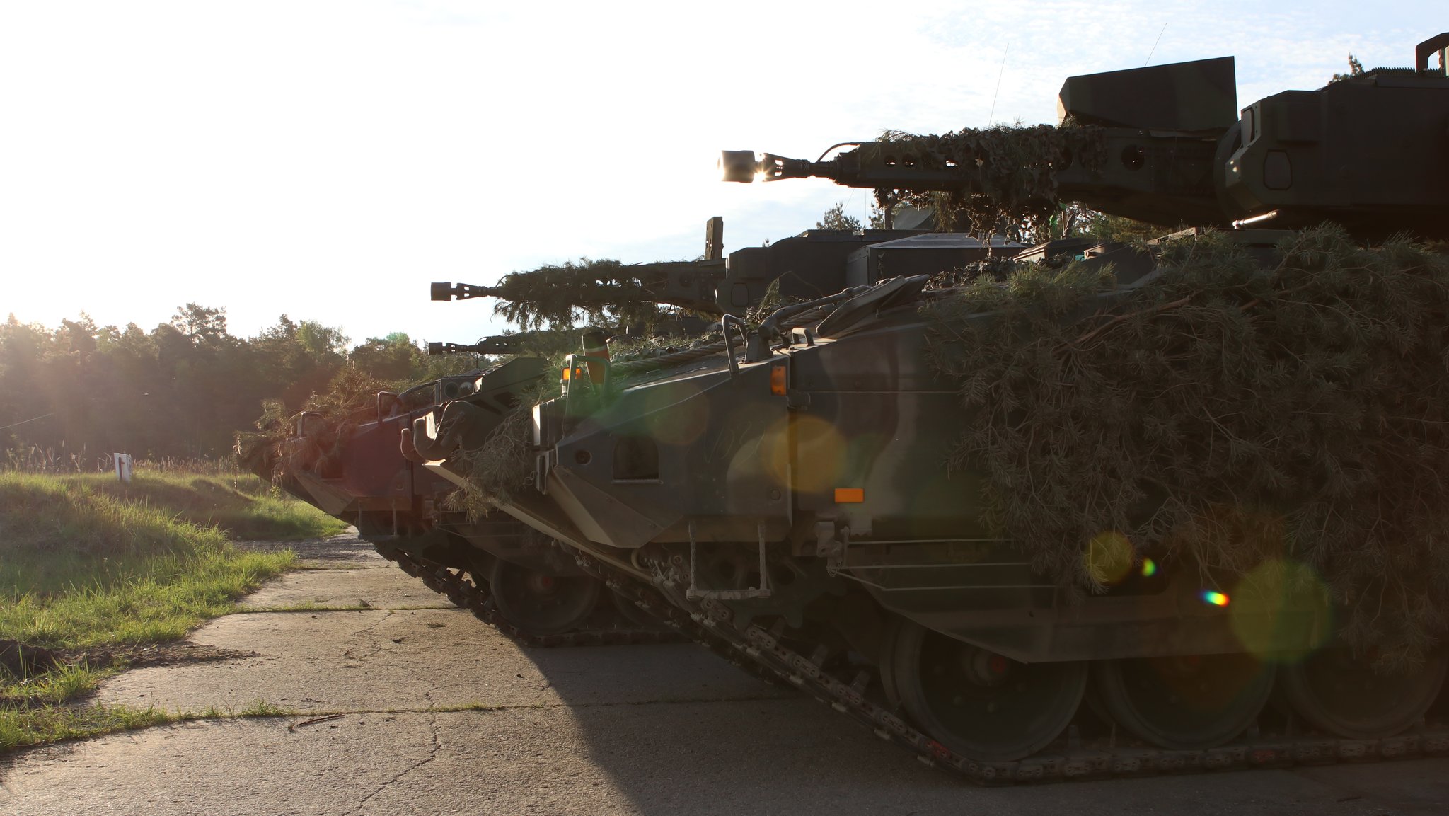 Schützenpanzer in der Morgensonne. Das Panzergrenadierbataillon 122 aus Oberviechtach übt mit den Panzern vom Typ Puma in Bergen (Niedersachsen). Auch nach der Verlegung nach Litauen soll Oberviechtach ein Bundeswehrstandort bleiben. Das Artilleriebataillon 131 aus Weiden soll die Kaserne künftig nutzen. | Bild: Kilian Neuwert, BR Schützenpanzer in der Morgensonne. Das Panzergrenadierbataillon 122 aus Oberviechtach übt mit den Panzern vom Typ Puma in Bergen (Niedersachsen). Auch nach der Verlegung nach Litauen soll Oberviechtach ein Bundeswehrstandort bleiben. Das Artilleriebataillon 131 aus Weiden soll die Kaserne künftig nutzen.