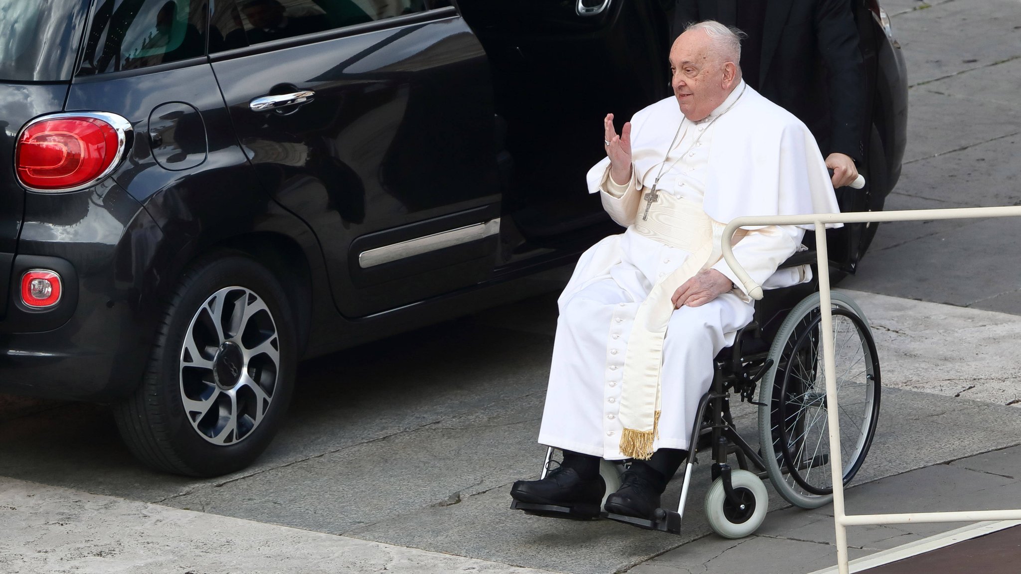 Der Papst hat eine ruhige erste Nacht im Krankenhaus verbracht, das teilt ein Sprecher des Vatikans mit.