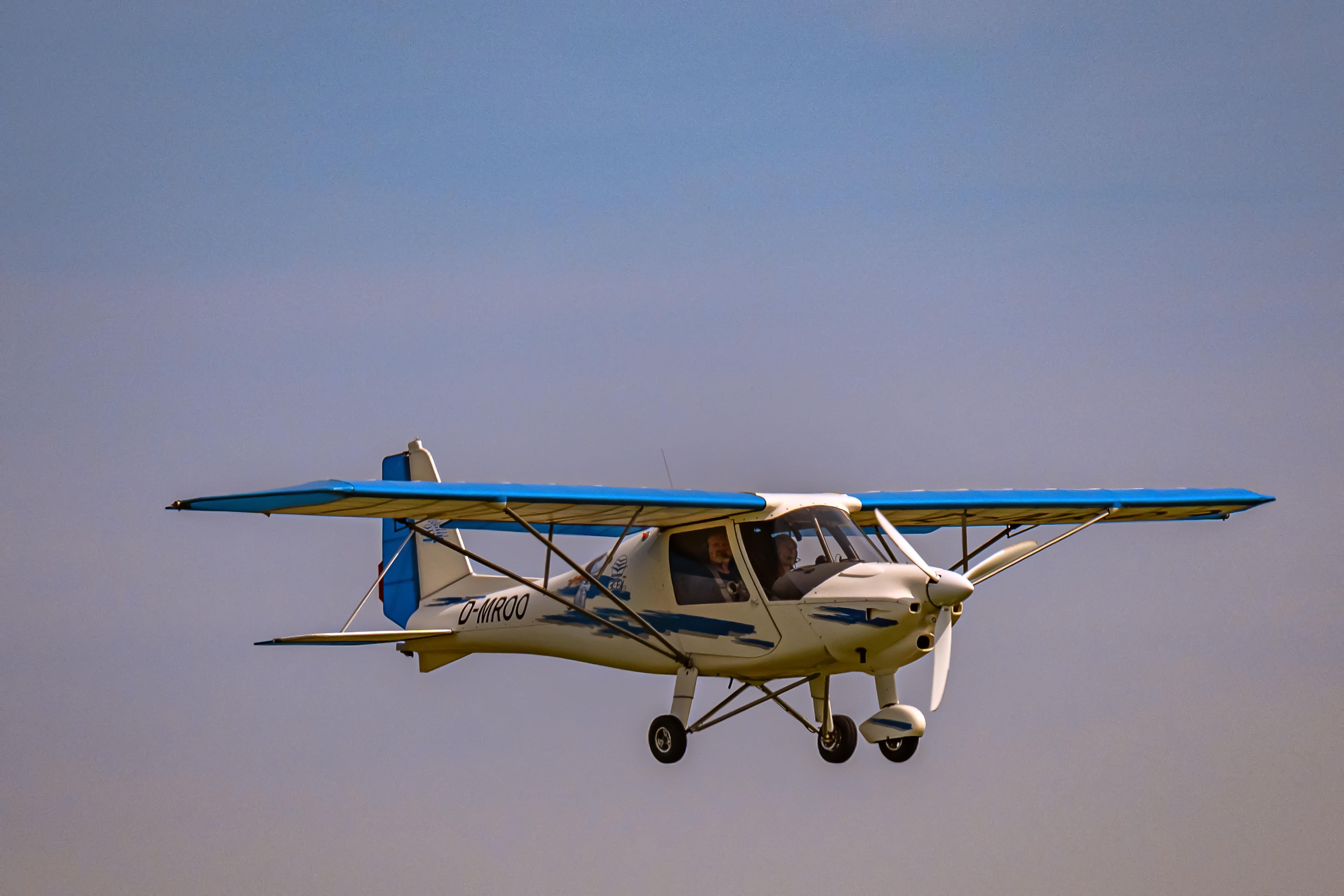 Ein Kleinflugzeug flieg in der Luft.