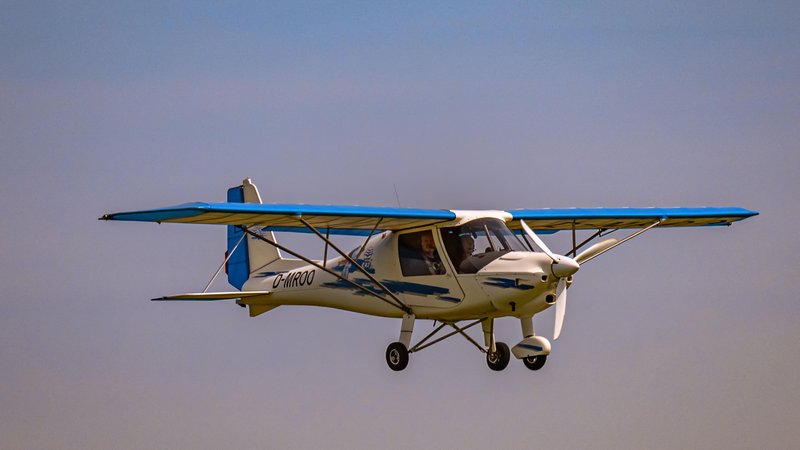 Ein Kleinflugzeug flieg in der Luft. | Bild: pa/dpa/Photoart-Naegele Ein Kleinflugzeug flieg in der Luft.