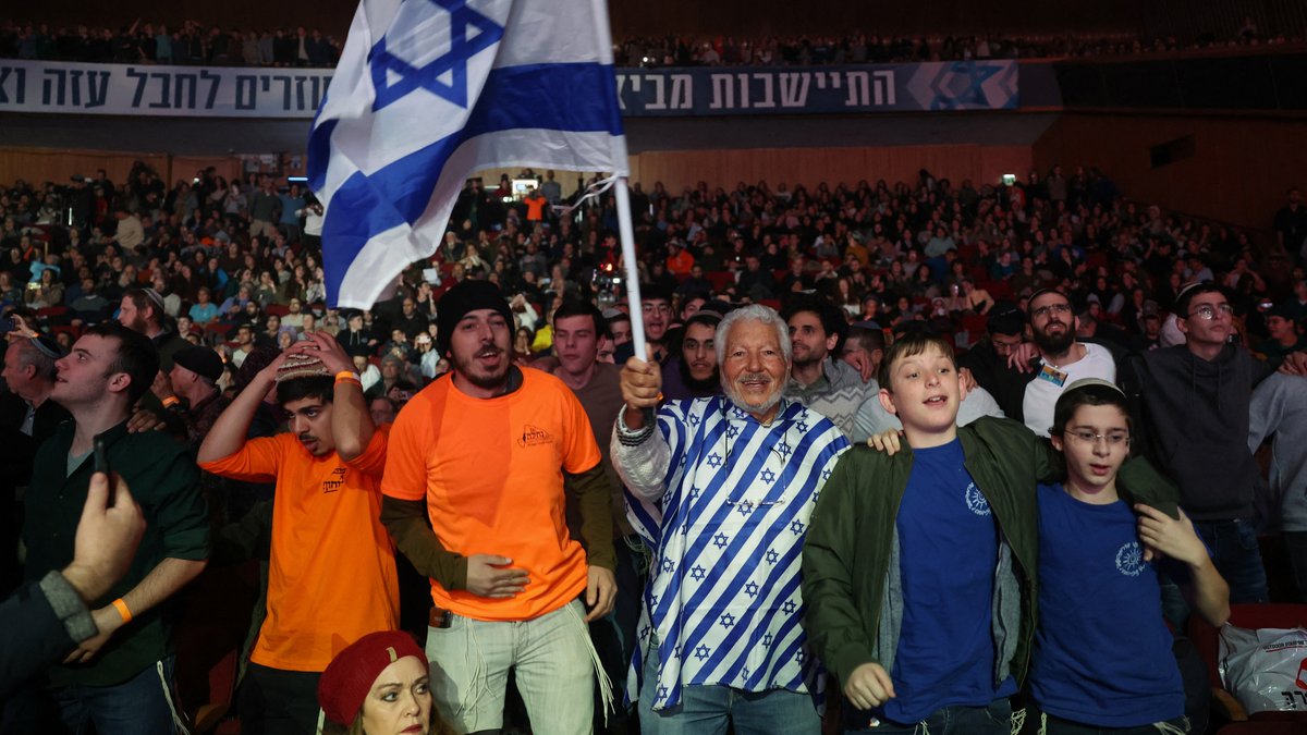 In Israel haben Tausende Menschen die Rückkehr jüdischer Siedler in den Gazastreifen gefordert.