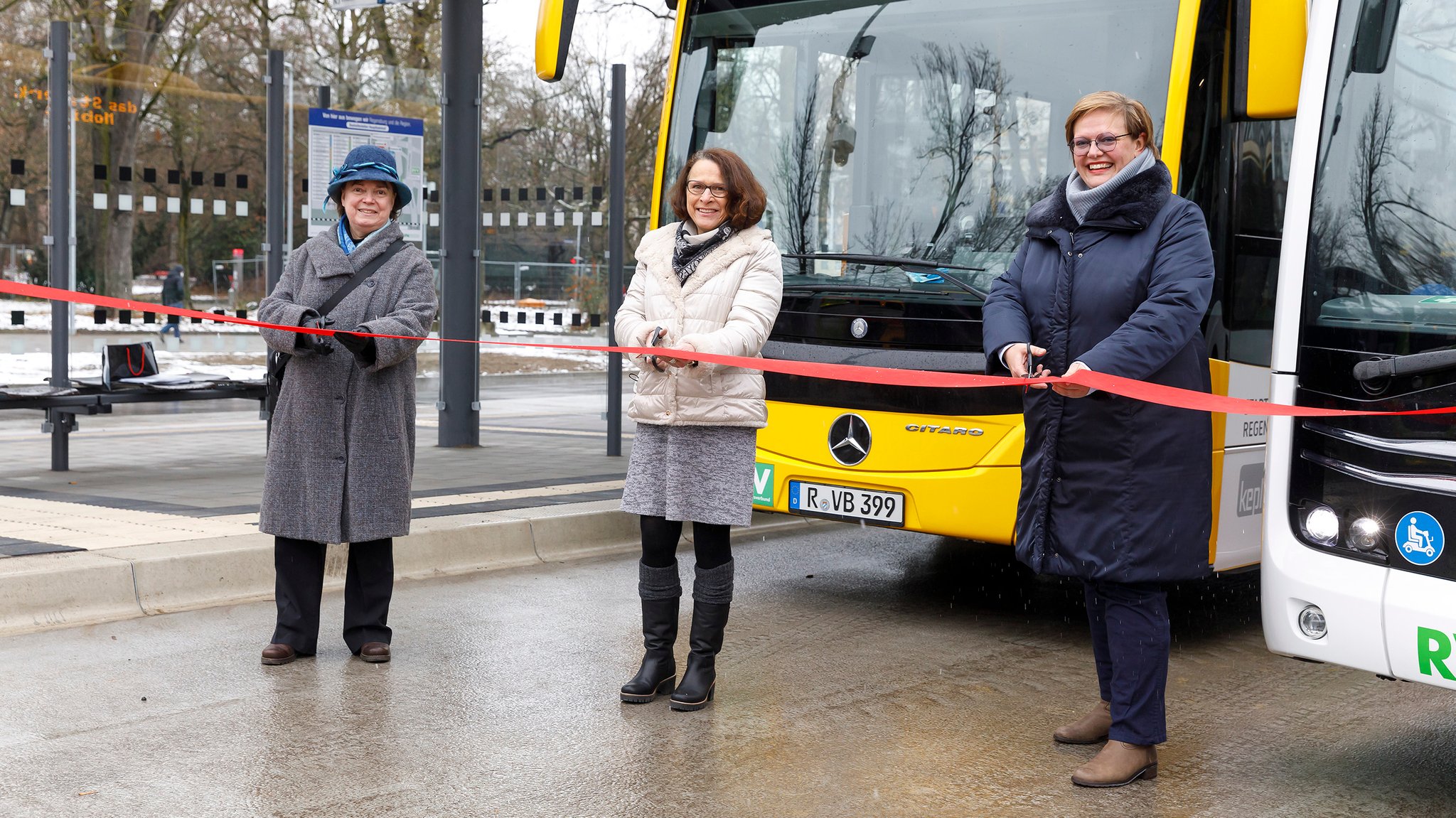 Baureferentin Christine Schimpfermann, OB Gertrud Maltz-Schwarzfischer und RVV-Betriebsleiterin Sandra Schönherr durchschneiden das rote Band