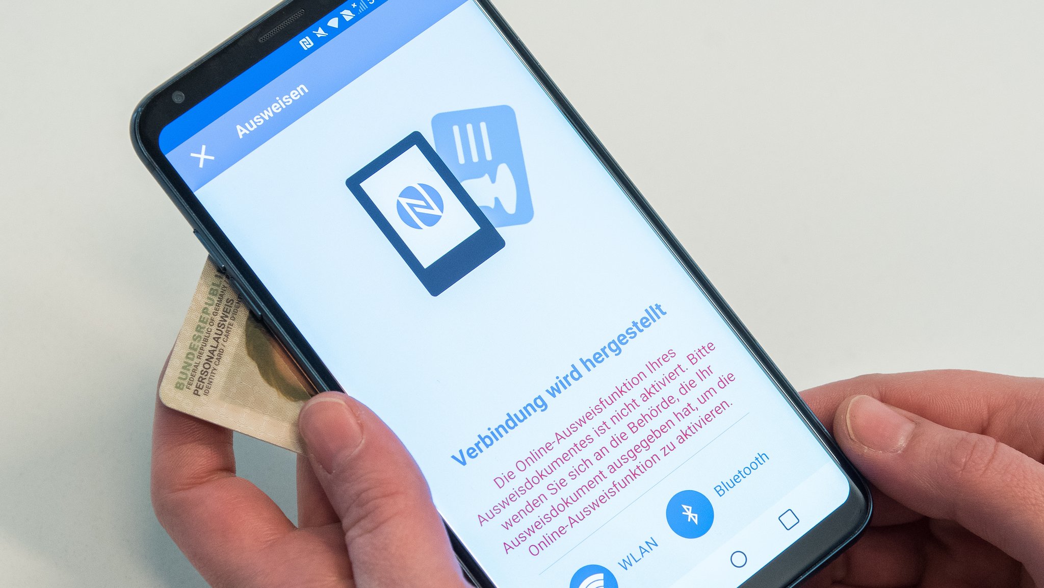 ePerso wird an ein Smartphone gehalten
