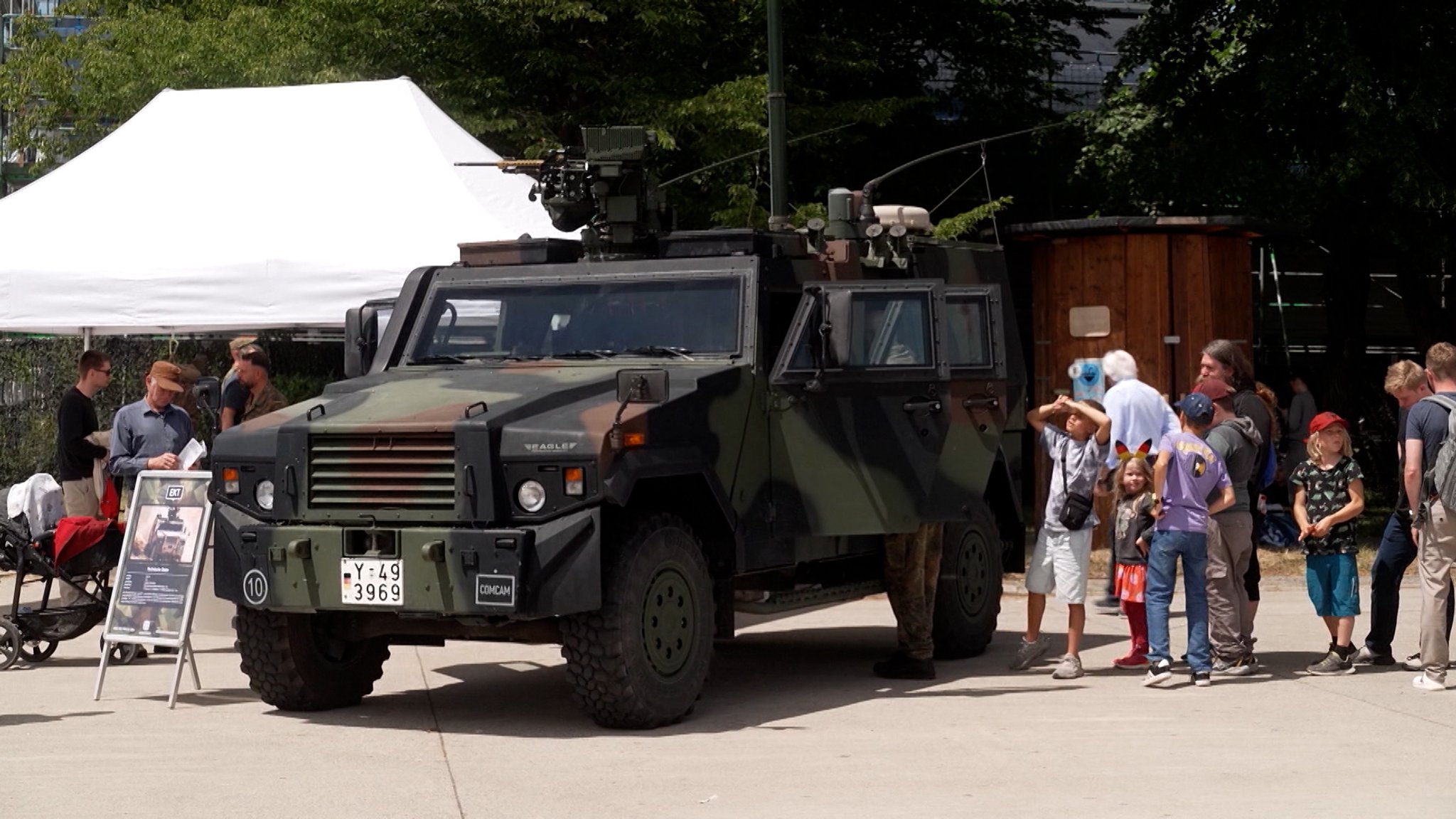 Viele Besucher beim "Tag der Bundeswehr" in Neubiberg