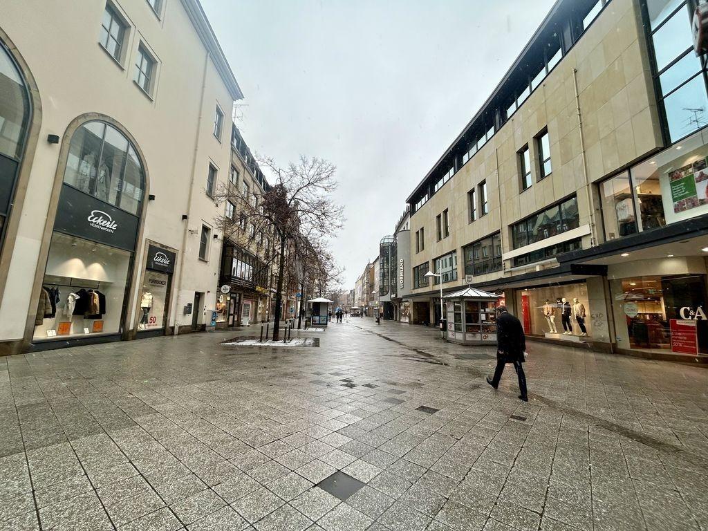 Die ziemlich leere Fußgängerzone Breite Gasse in Nürnberg.