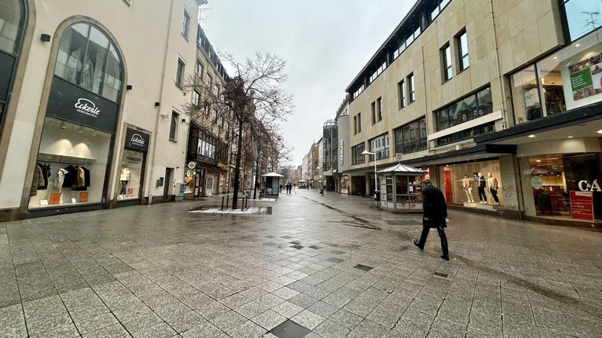 Die ziemlich leere Fußgängerzone Breite Gasse in Nürnberg.