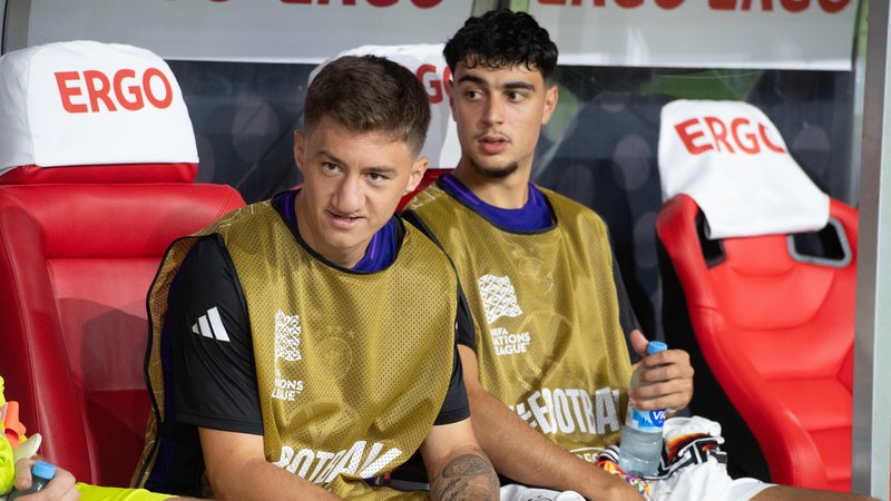 Aleksandar Pavlovic und Angelo Stiller im DFB-Trikot | Bild: picture alliance / SvenSimon | Malte Ossowski / SVEN SIMON Aleksandar Pavlovic und Angelo Stiller im DFB-Trikot