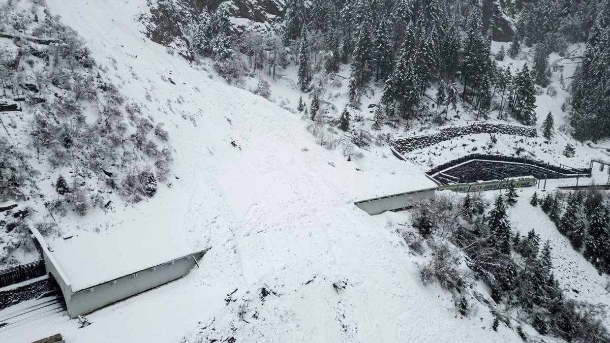 Zugunglück nach Lawinenabgang in der Schweiz