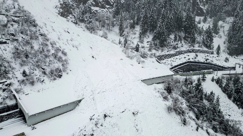 Zugunglück nach einer Lawine über dem Stockgalerie-Tunnel zwischen Goppenstein und Hohtenn in der Schweiz. | Bild: dpa-Bildfunk/Julien Grindat Zugunglück nach einer Lawine über dem Stockgalerie-Tunnel zwischen Goppenstein und Hohtenn in der Schweiz.