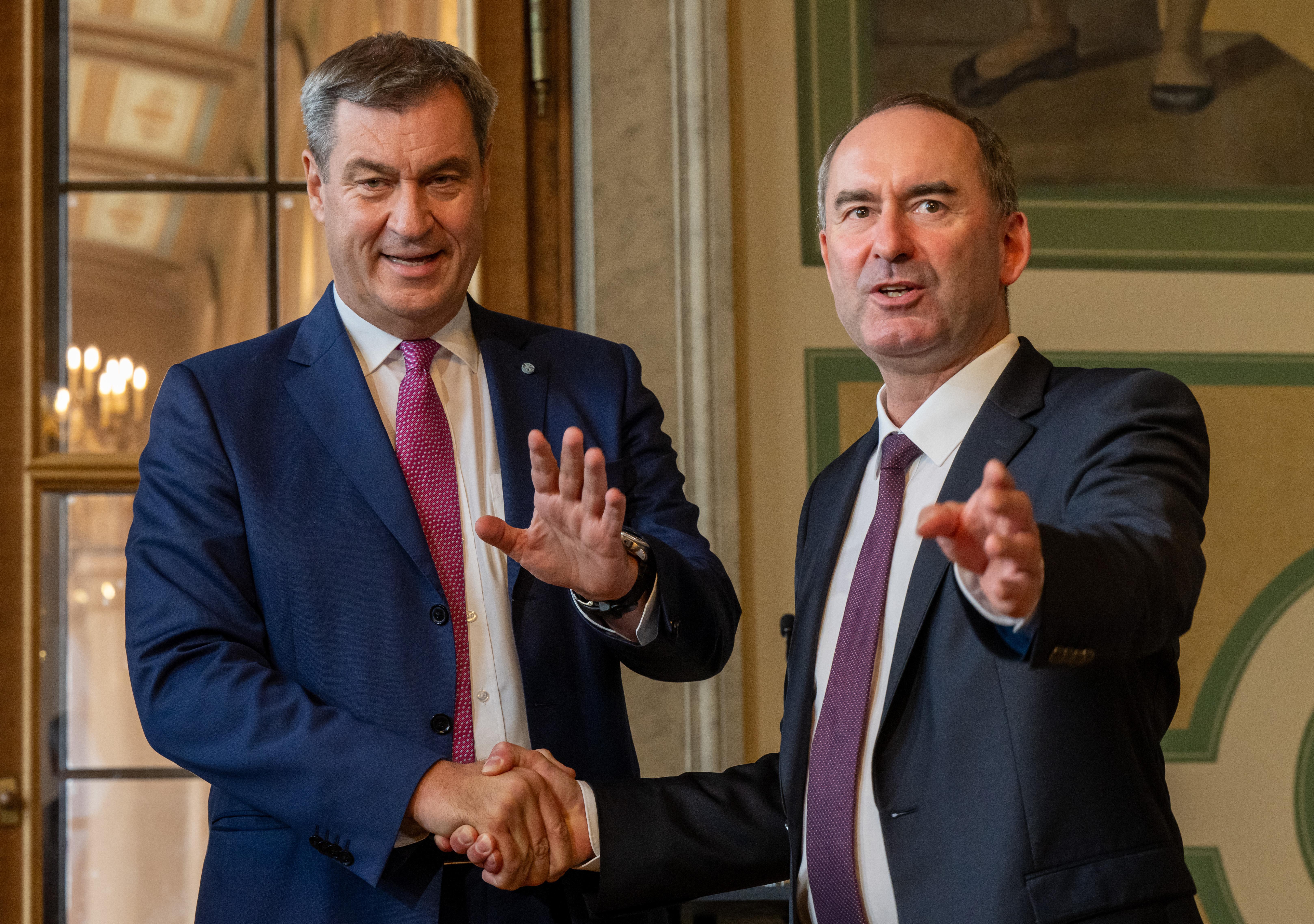 Projekt Schwarz-Orange 2.0 gestartet: Markus Söder (CSU/links) und Hubert Aiwanger (Freie Wähler) bei der Unterzeichnung des Koalitionsvertrags.