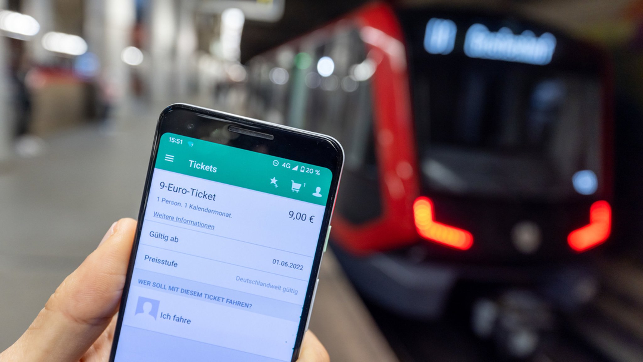 Bayern, Nürnberg: Ein Mitarbeiter der VAG (Verkehrs-Aktiengesellschaft Nürnberg) präsentiert eine aktuelle Testanwendung der App des VGN (Verkehrsverbunds Großraum Nürnberg) zum Kauf des 9-Euro-Tickets.