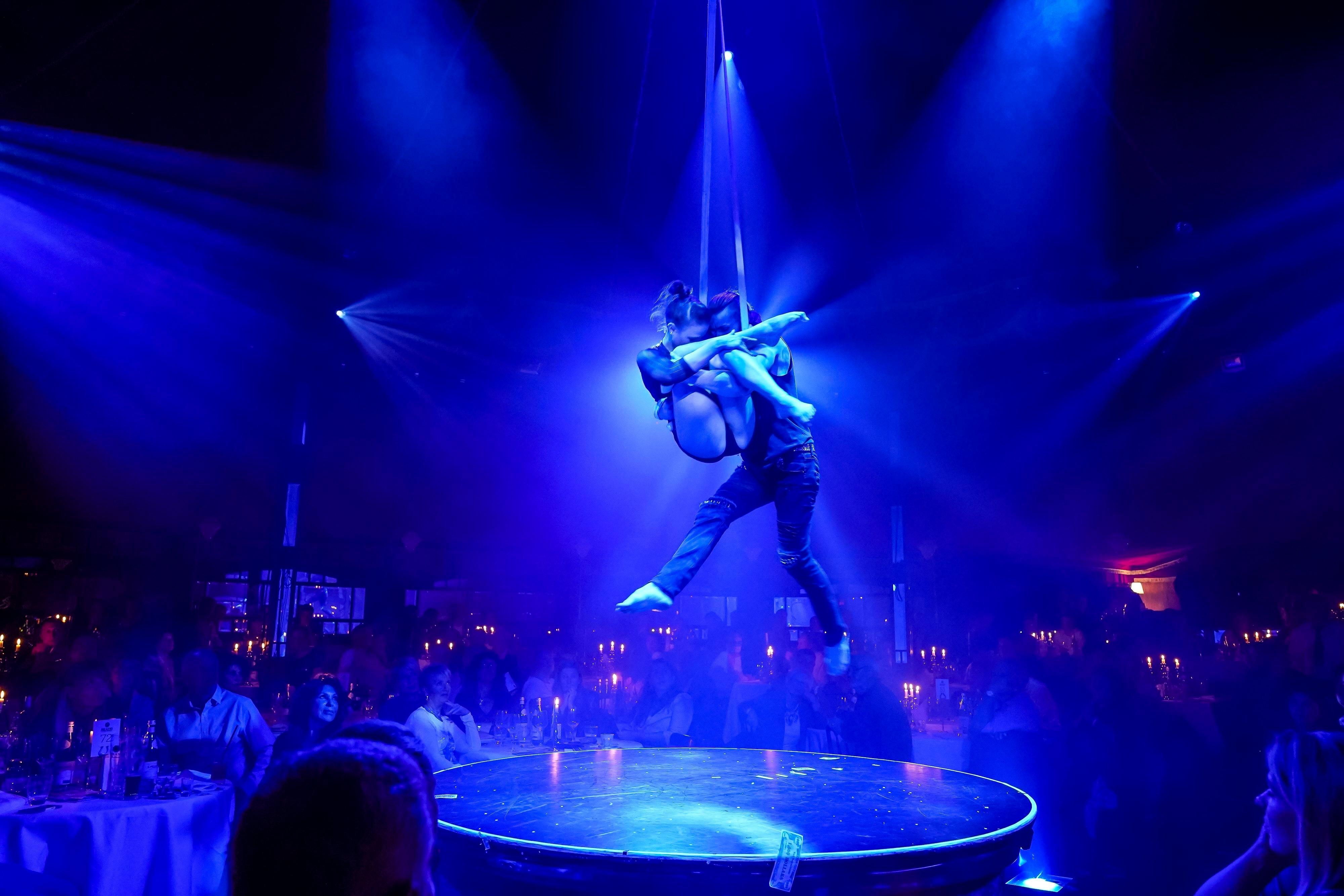 Luftakrobaten an Strapaten-Bändern