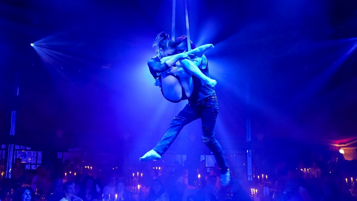 Zirkus-Akrobatin stürzt sechs Meter in die Tiefe