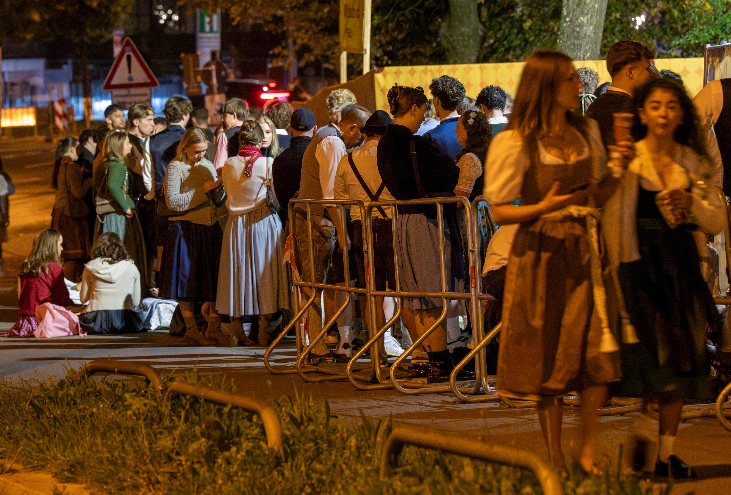 20.09.2025, Bayern, München: Oktoberfestbesucher warten in den frühen Morgenstunden rund um das Festgelände auf den Einlass, der um 9 Uhr Beginnt. Ab dem 20. September heißt es wieder ·Ozapft is· zum Oktoberfest. Foto: Peter Kneffel/dpa +++ dpa-Bildfunk +++