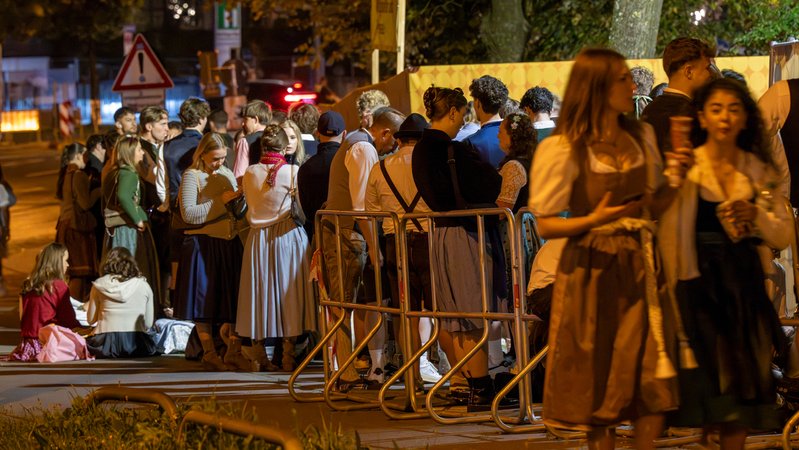 20.09.2025, Bayern, München: Oktoberfestbesucher warten in den frühen Morgenstunden rund um das Festgelände auf den Einlass, der um 9 Uhr Beginnt. Ab dem 20. September heißt es wieder ·Ozapft is· zum Oktoberfest. Foto: Peter Kneffel/dpa +++ dpa-Bildfunk +++ | Bild: dpa-Bildfunk/Peter Kneffel 20.09.2025, Bayern, München: Oktoberfestbesucher warten in den frühen Morgenstunden rund um das Festgelände auf den Einlass, der um 9 Uhr Beginnt. Ab dem 20. September heißt es wieder ·Ozapft is· zum Oktoberfest. Foto: Peter Kneffel/dpa +++ dpa-Bildfunk +++