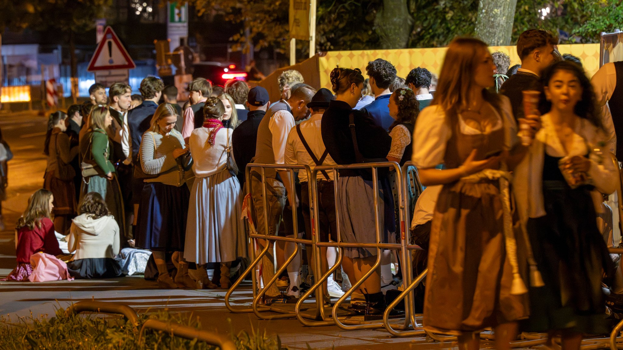 20.09.2025, Bayern, München: Oktoberfestbesucher warten in den frühen Morgenstunden rund um das Festgelände auf den Einlass, der um 9 Uhr Beginnt. Ab dem 20. September heißt es wieder ·Ozapft is· zum Oktoberfest. Foto: Peter Kneffel/dpa +++ dpa-Bildfunk +++