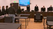 Angeklagte stehen vor Gericht als die Kammer den Saal betritt | Bild:BR