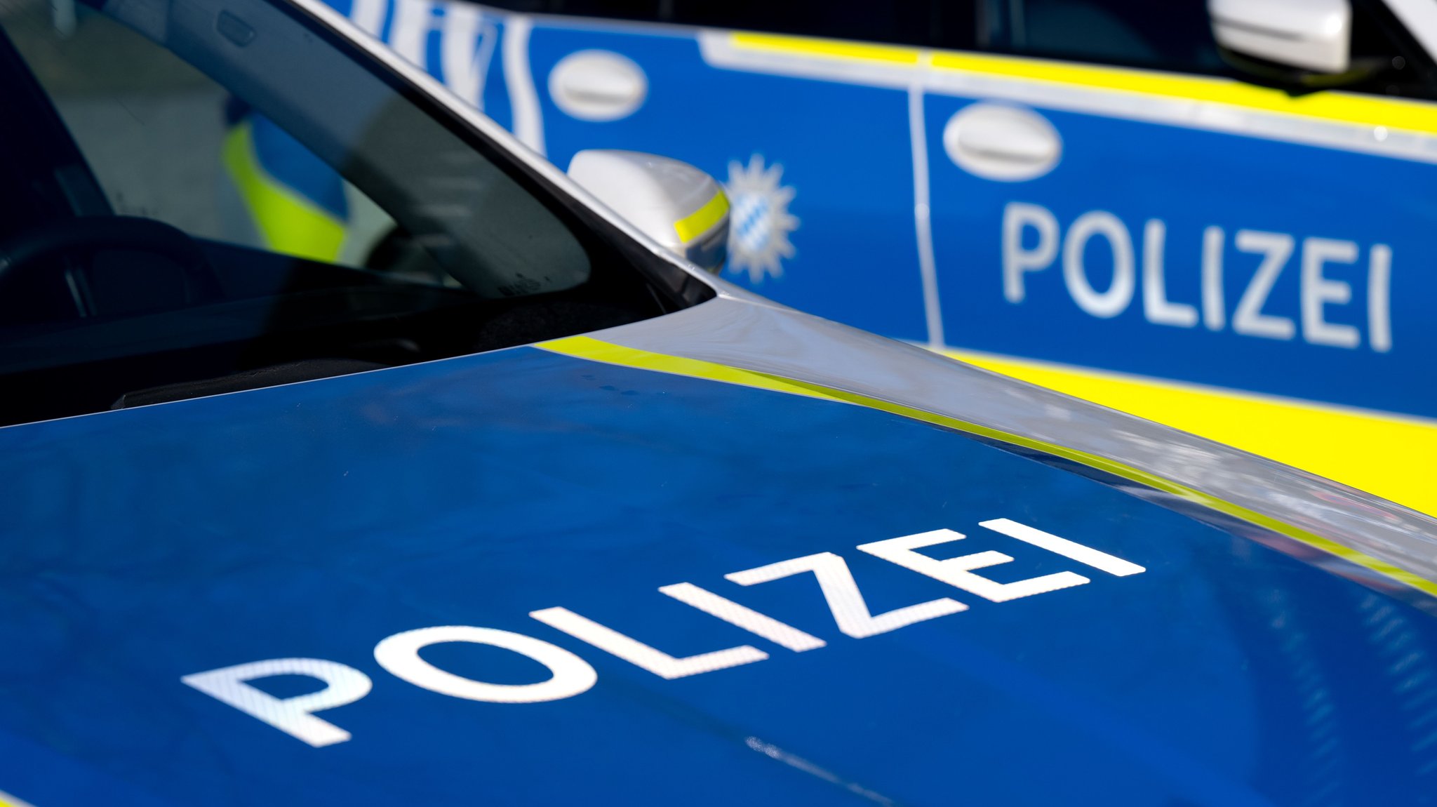 Symbolbild: Zwei Einsatzfahrzeuge der Polizei stehen nebeneinander. | Bild: dpa-Bildfunk/Sven Hoppe Symbolbild: Zwei Einsatzfahrzeuge der Polizei stehen nebeneinander.